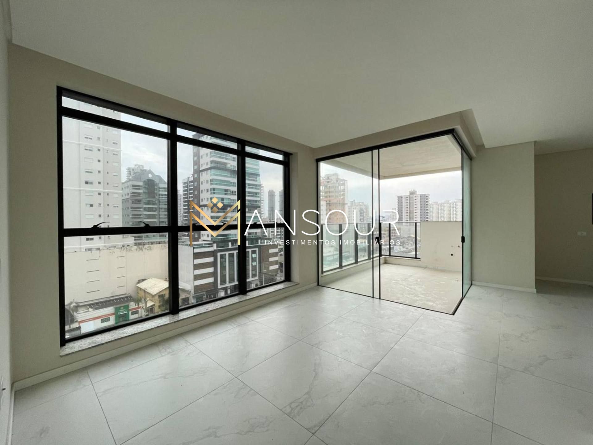 Apartamento Para Vender com 03 quartos 03 suítes no bairro Meia Praia em Itapema