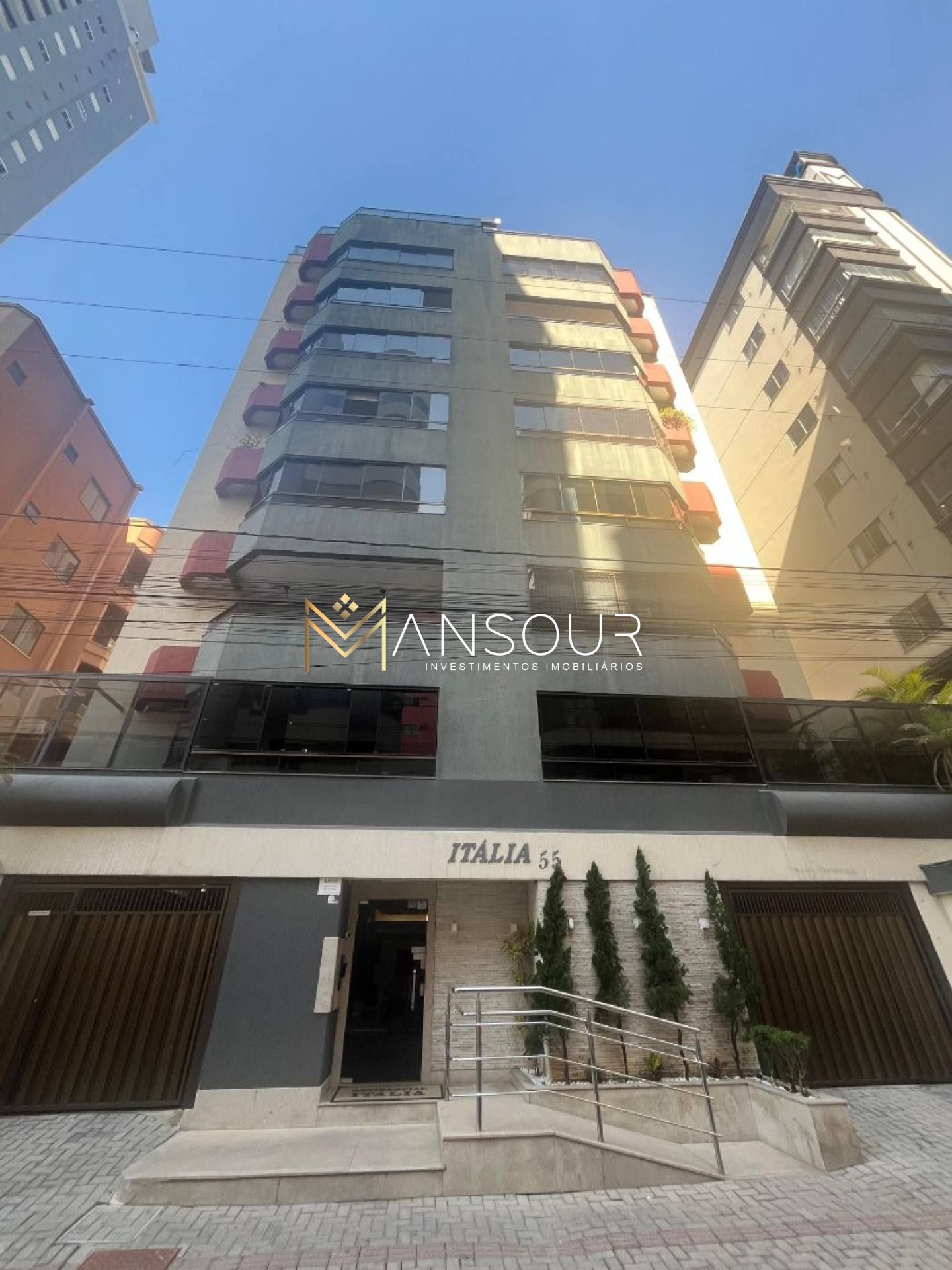 Apartamento Para Vender com 03 quartos 01 suítes no bairro Meia Praia em Itapema
