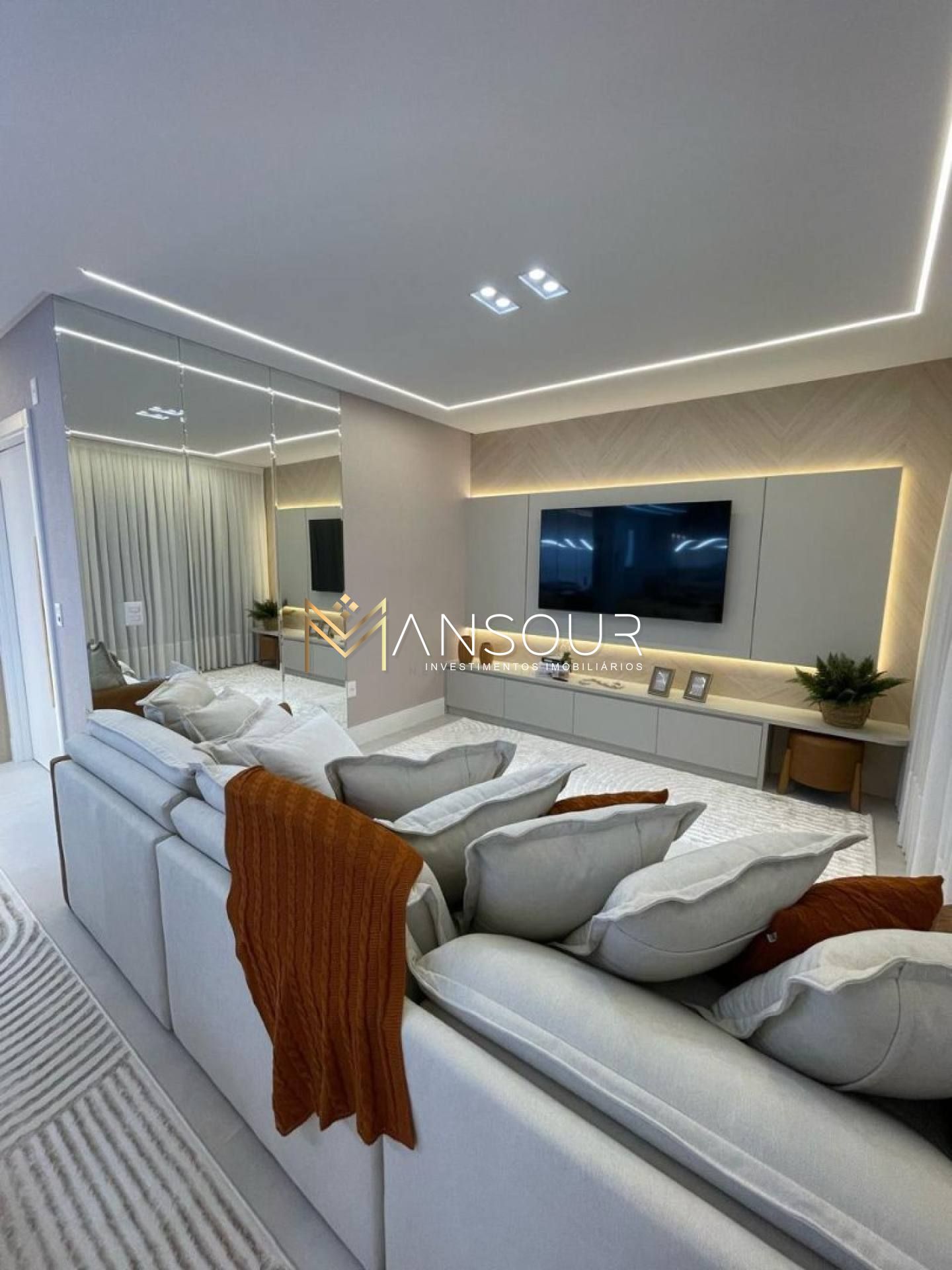 Apartamento Para Vender com 3 quartos 3 suítes no bairro Meia Praia em Itapema