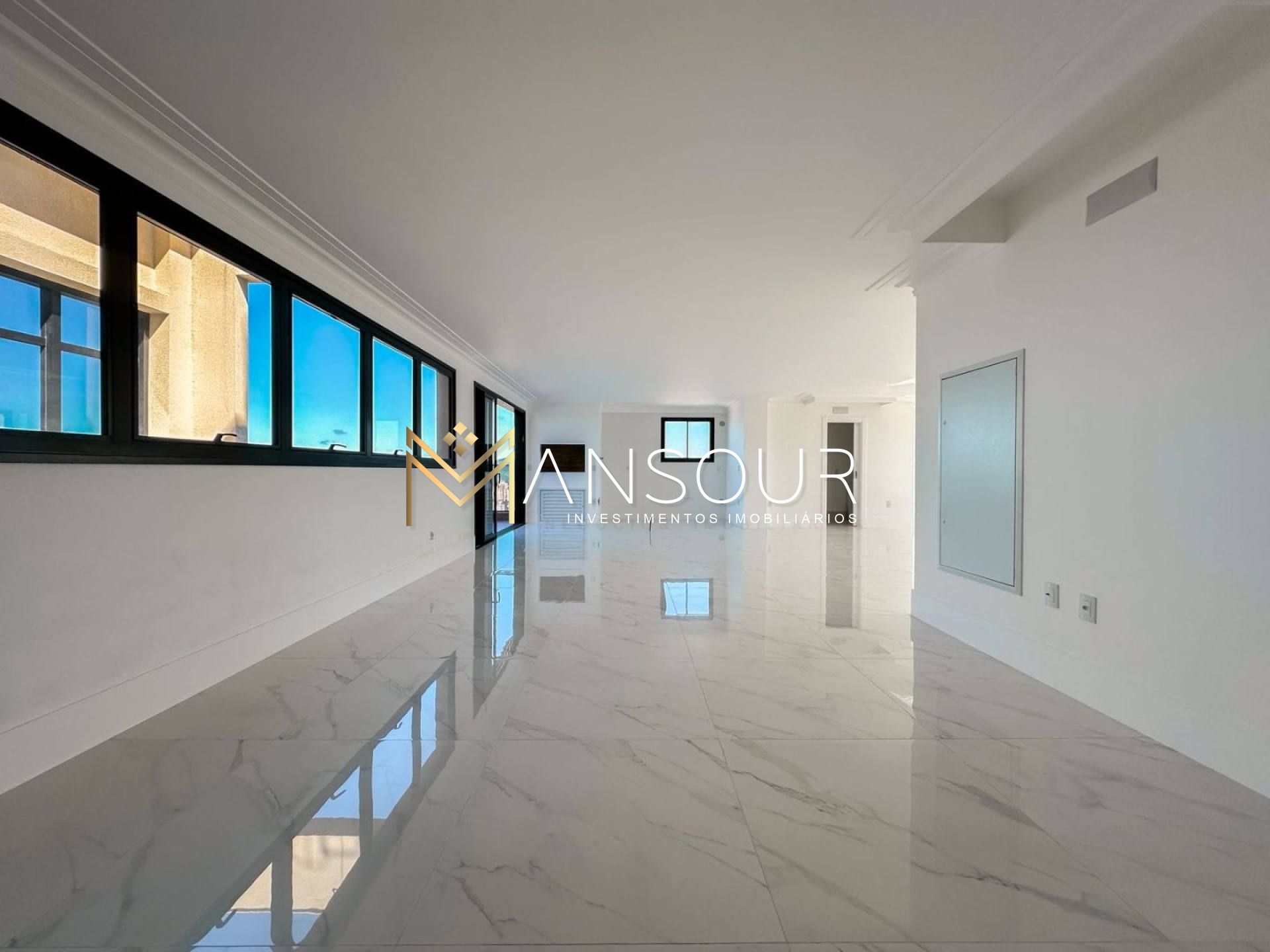 Apartamento Para Vender com 05 quartos 04 suítes no bairro Meia Praia em Itapema