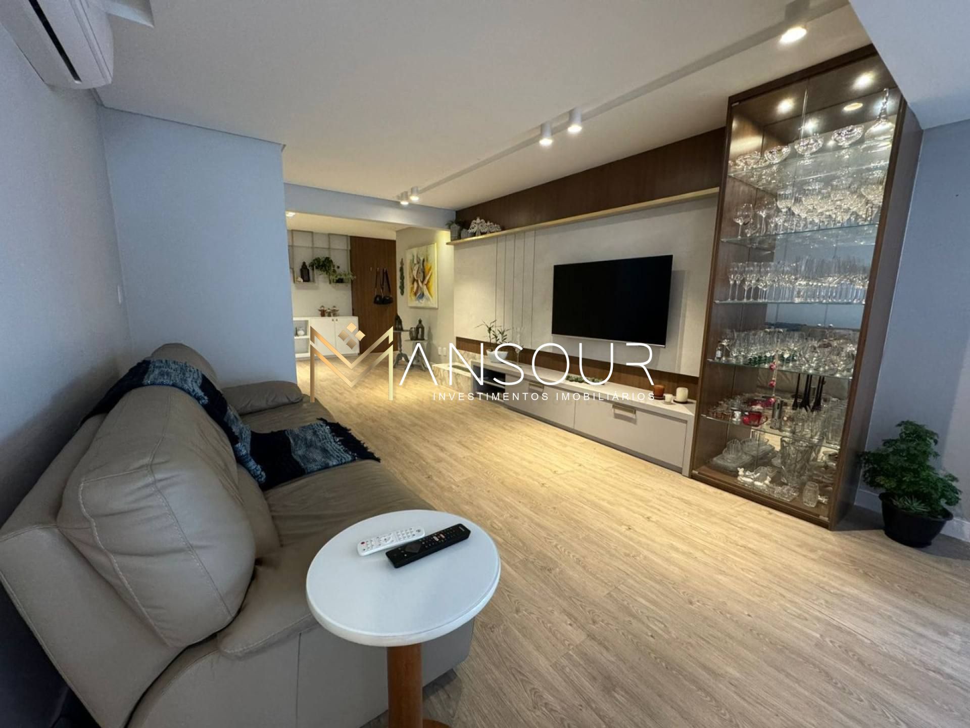 Apartamento Para Vender com 03 quartos 03 suítes no bairro Meia Praia em Itapema