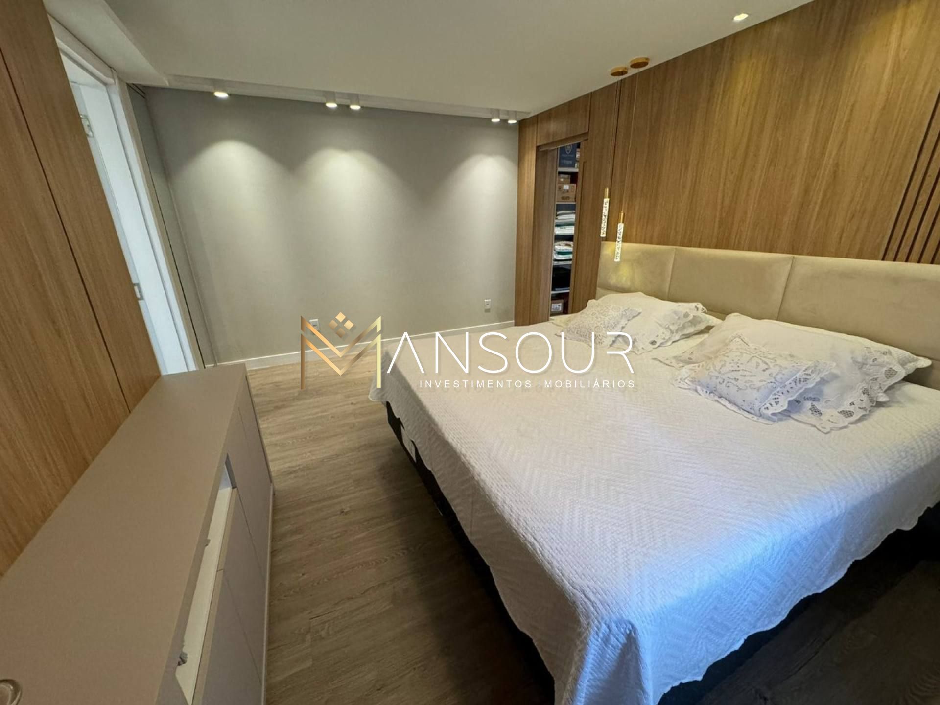 Apartamento Para Vender com 03 quartos 03 suítes no bairro Meia Praia em Itapema