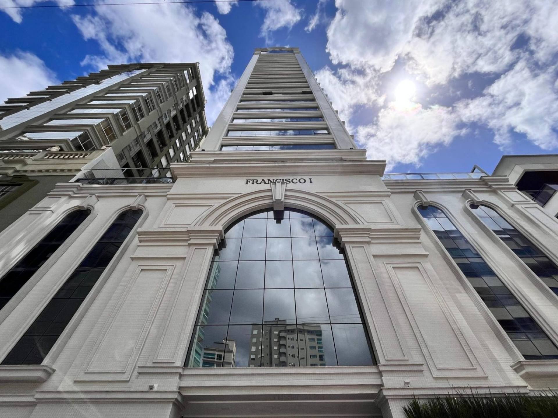 Apartamento Para Vender no bairro Meia Praia em Itapema