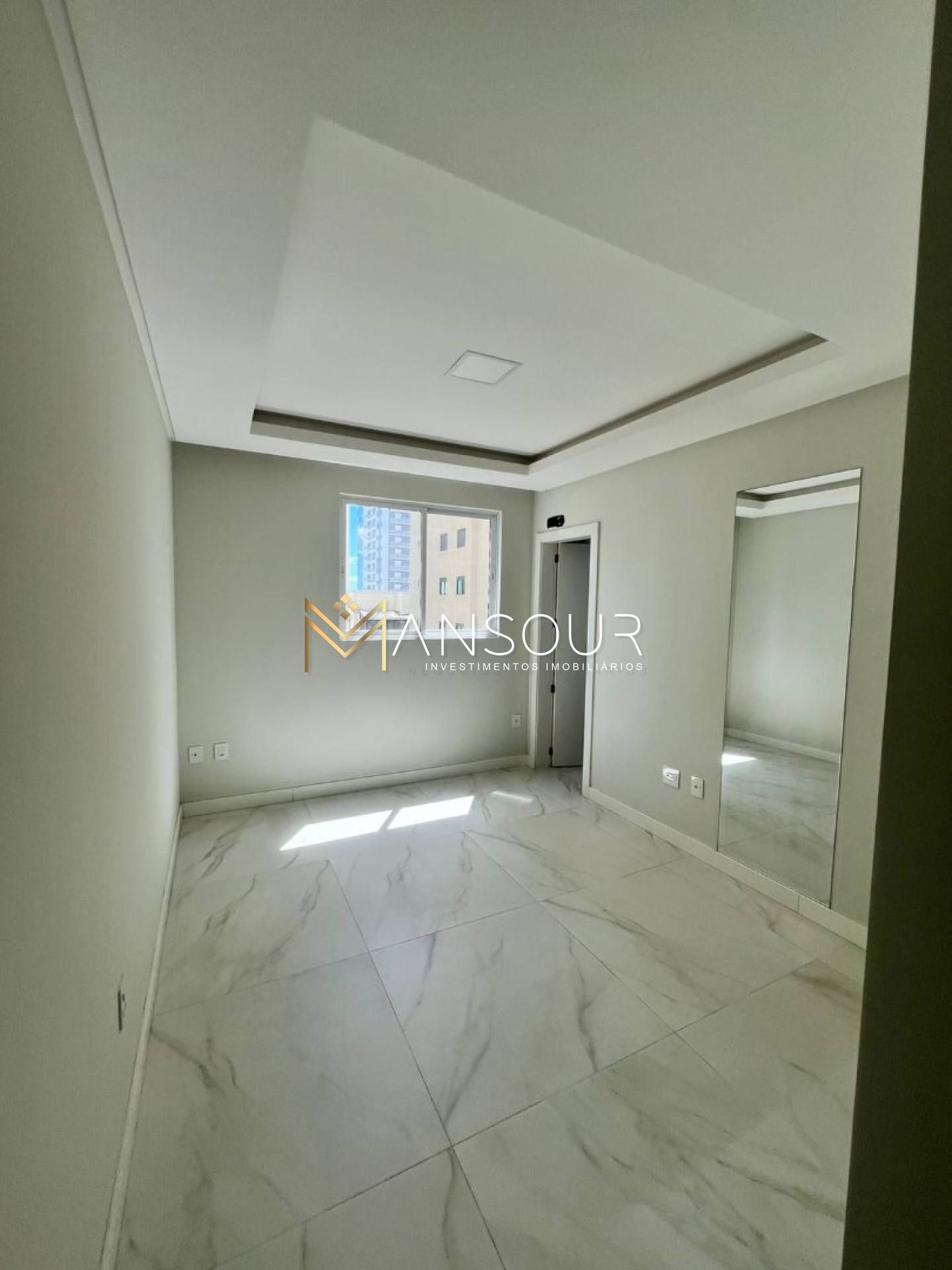 Apartamento Para Vender com 03 quartos 03 suítes no bairro Meia Praia em Itapema