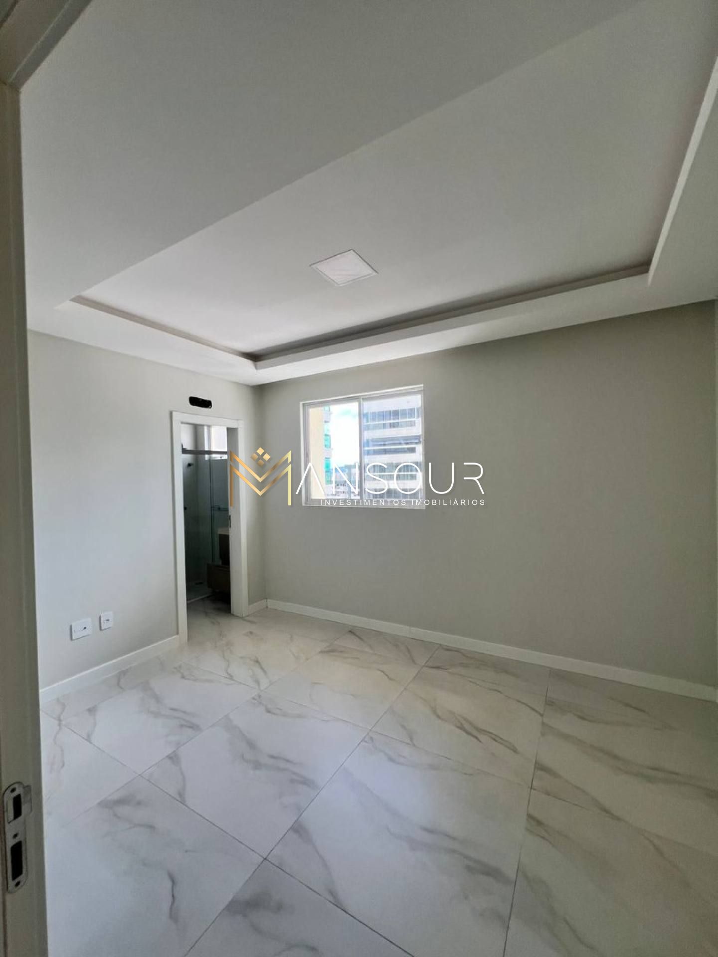 Apartamento Para Vender com 03 quartos 03 suítes no bairro Meia Praia em Itapema