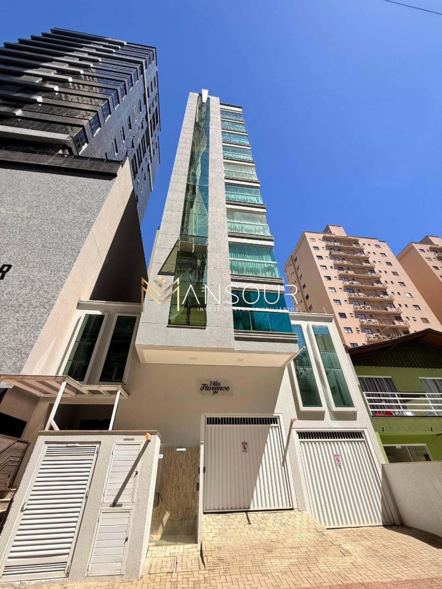 Apartamento Para Vender com 03 quartos 03 suítes no bairro Meia Praia em Itapema