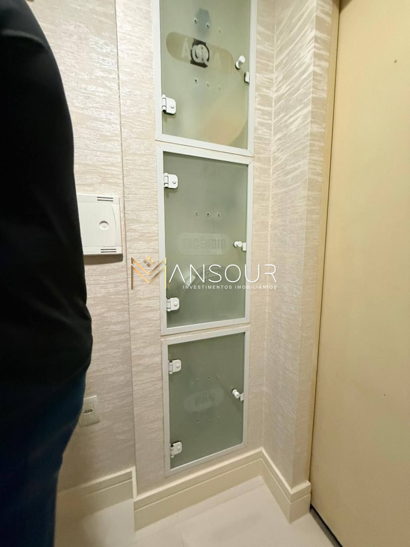 Apartamento Para Vender com 03 quartos 03 suítes no bairro Meia Praia em Itapema