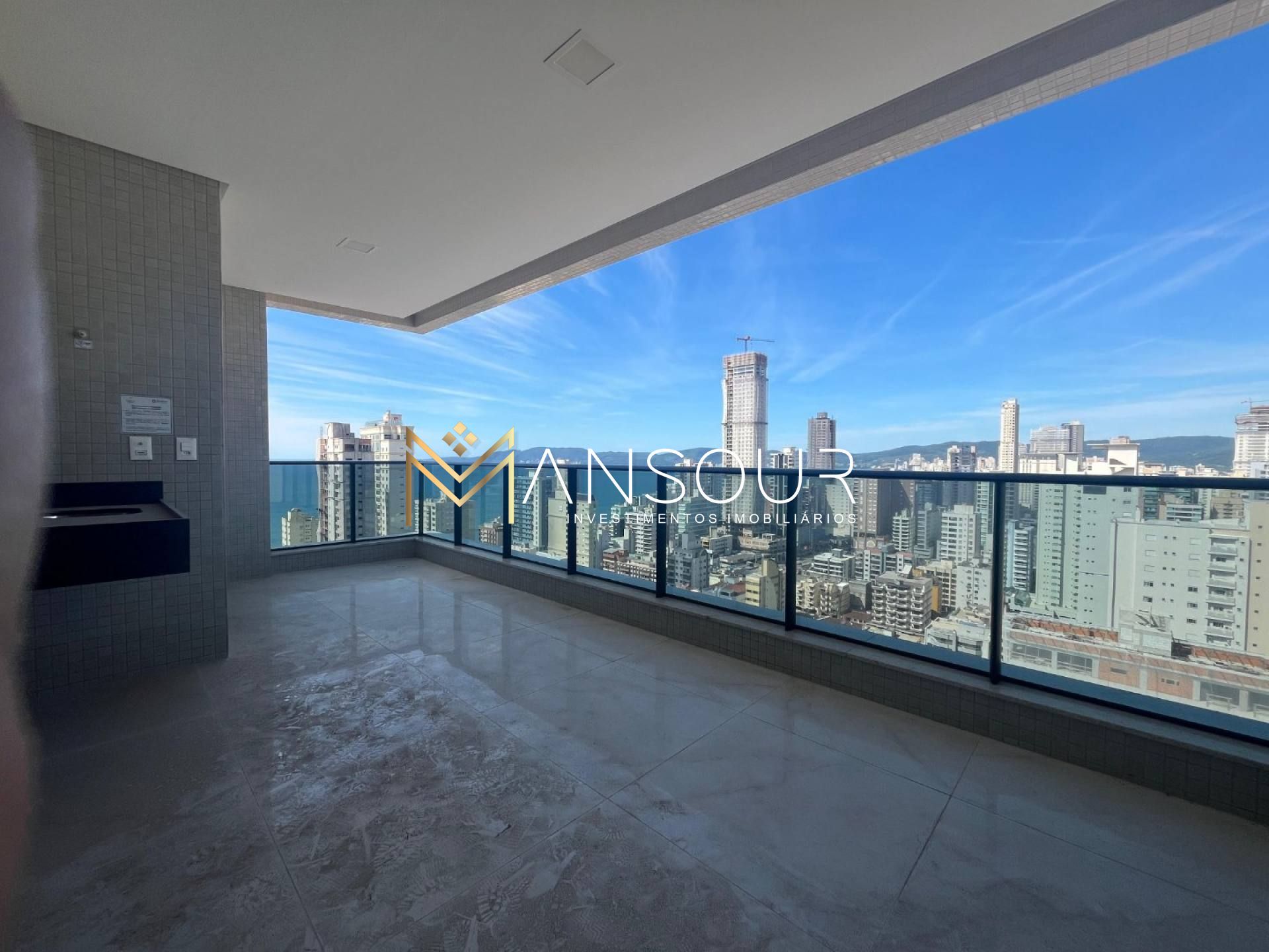 Apartamento Para Vender 03 suítes no bairro Meia Praia em Itapema