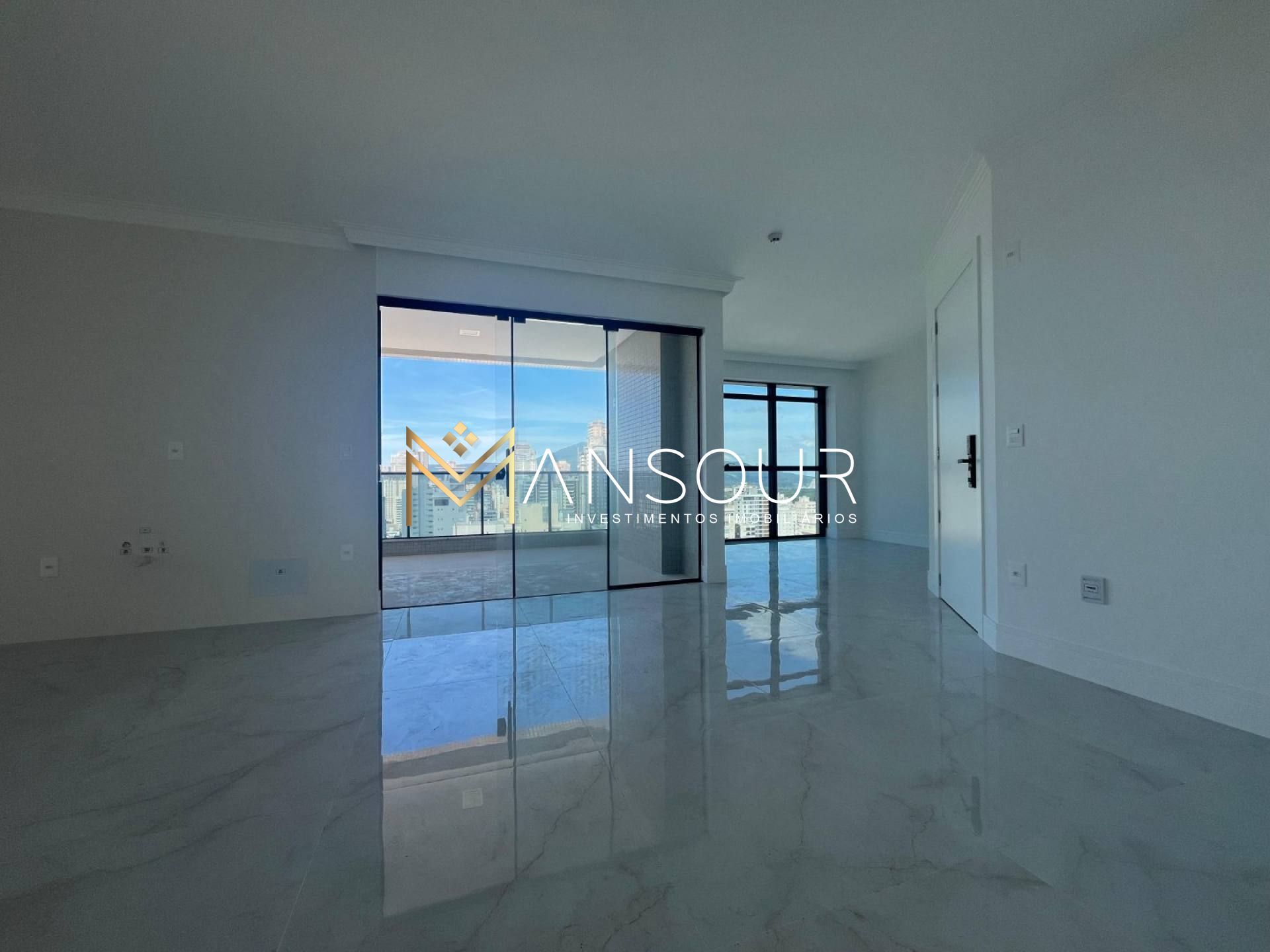 Apartamento Para Vender 03 suítes no bairro Meia Praia em Itapema