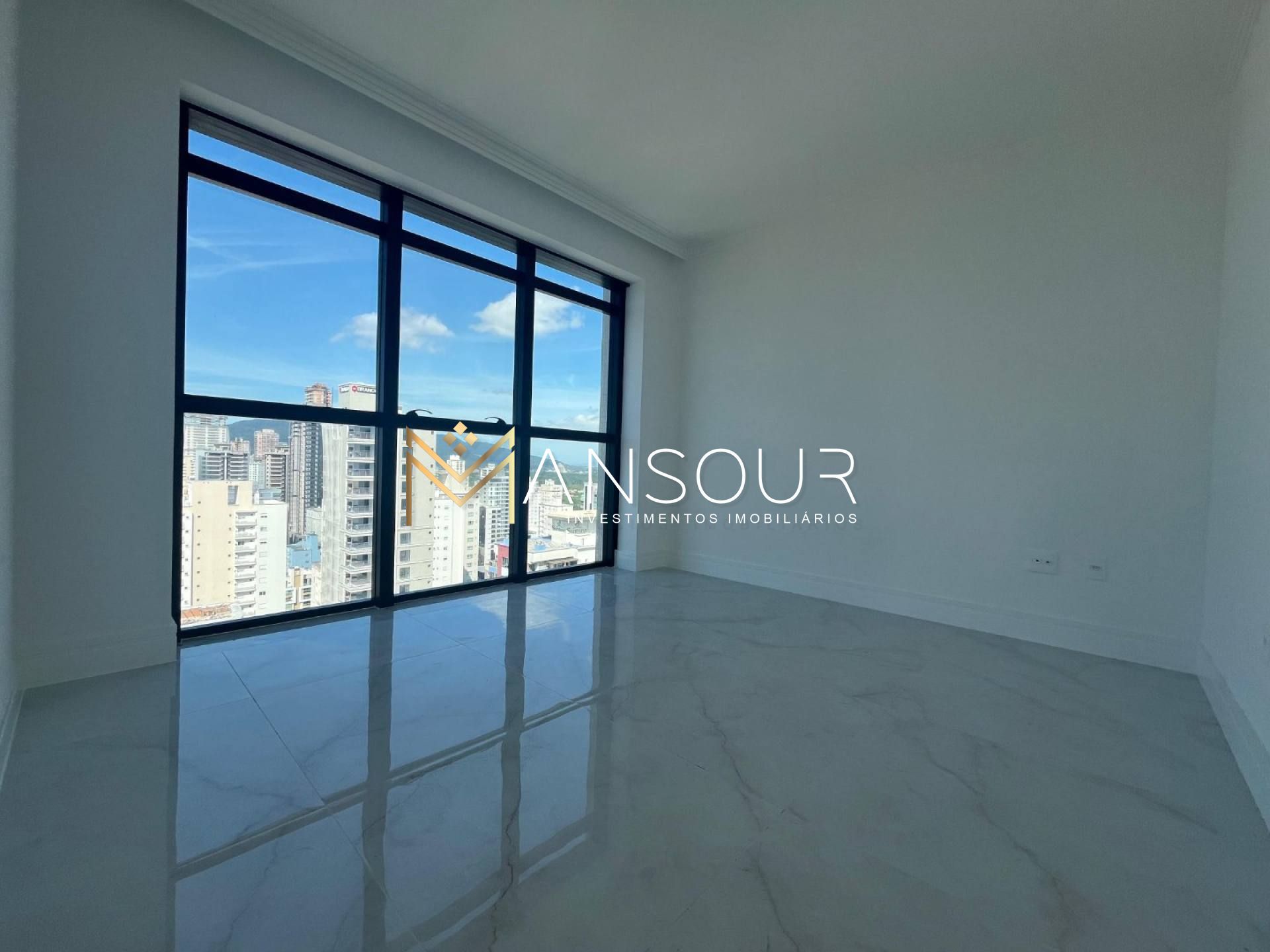 Apartamento Para Vender 03 suítes no bairro Meia Praia em Itapema