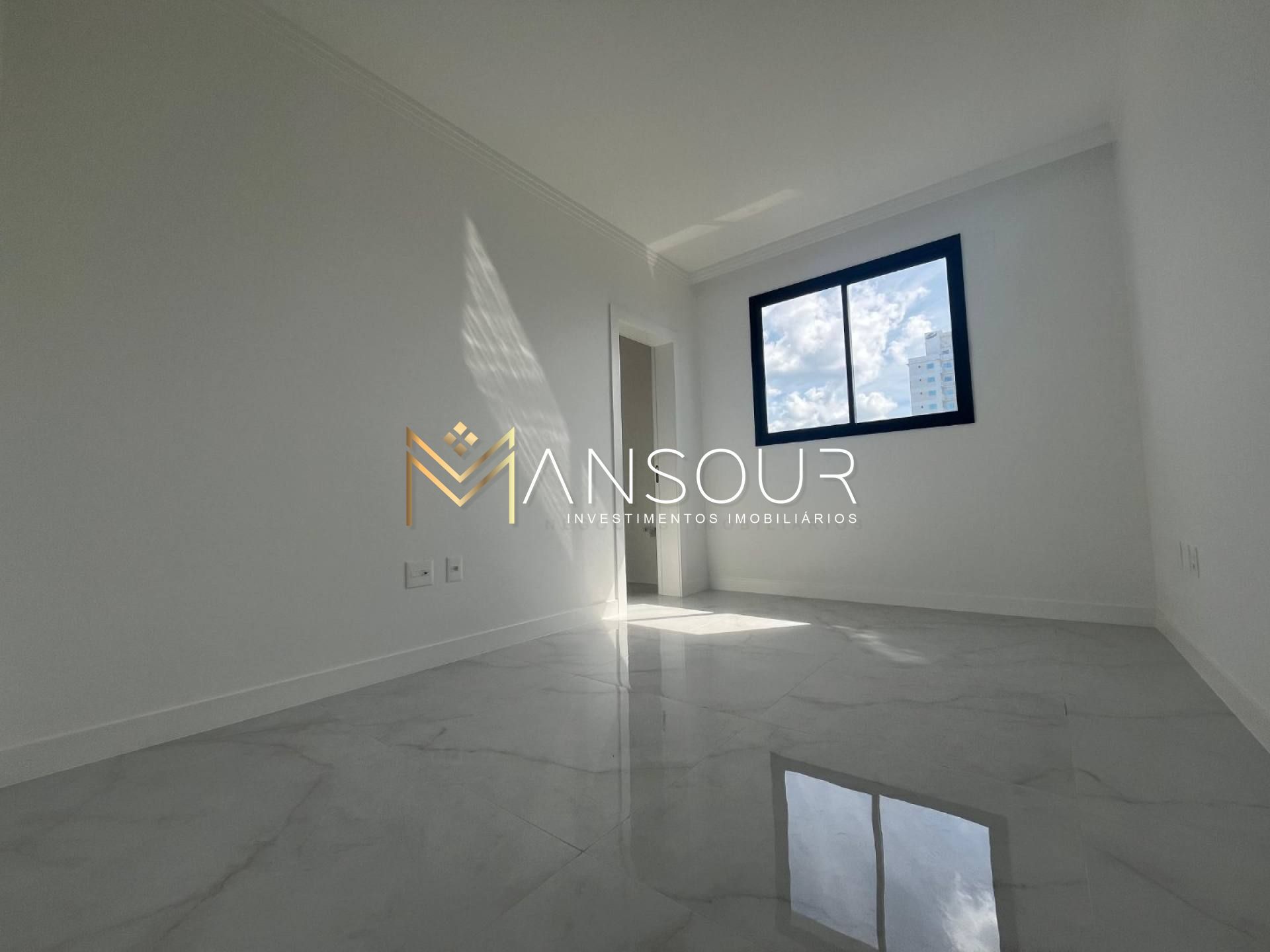 Apartamento Para Vender 03 suítes no bairro Meia Praia em Itapema