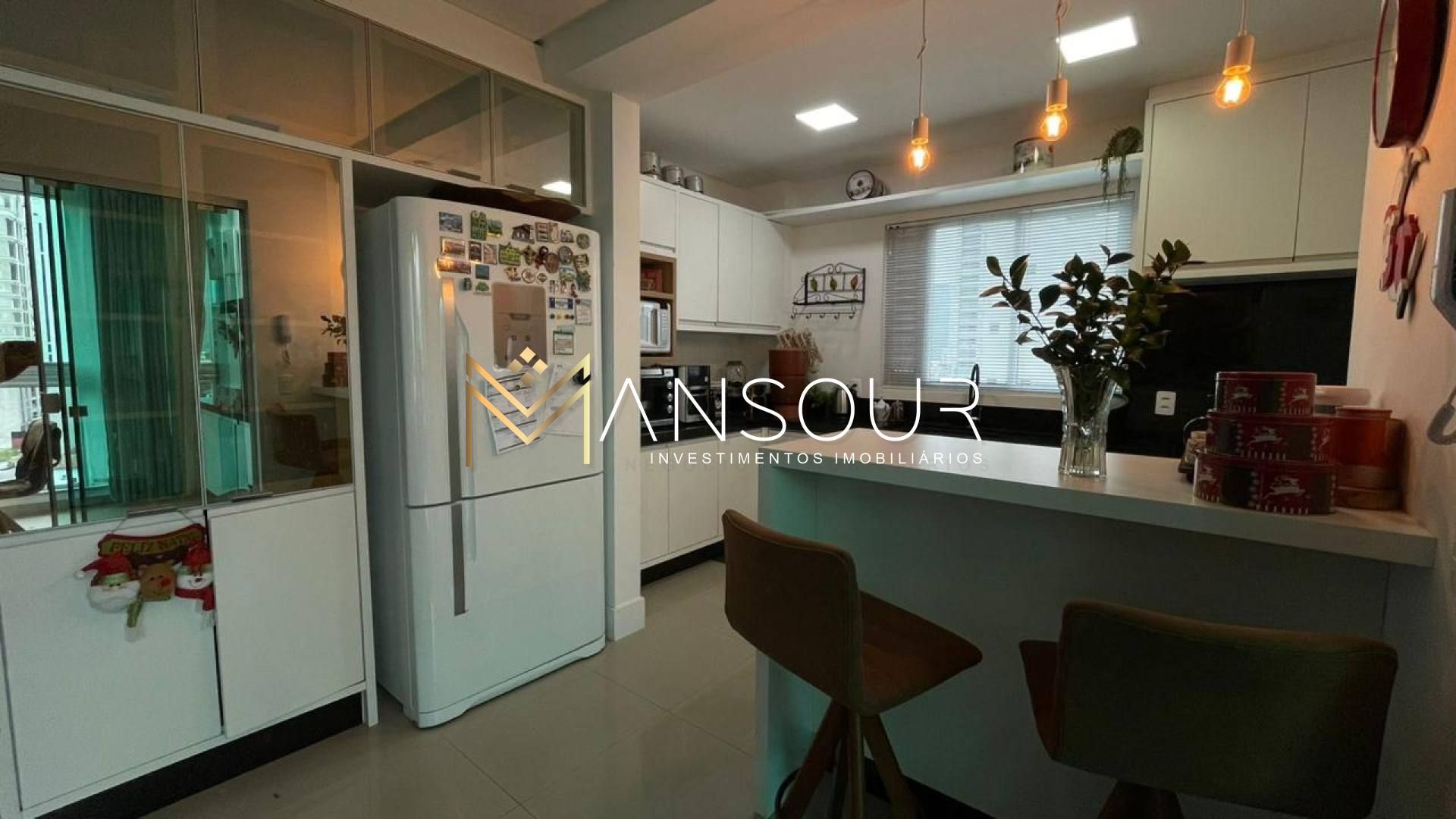 Apartamento Para Vender com 03 quartos 03 suítes no bairro Meia Praia em Itapema