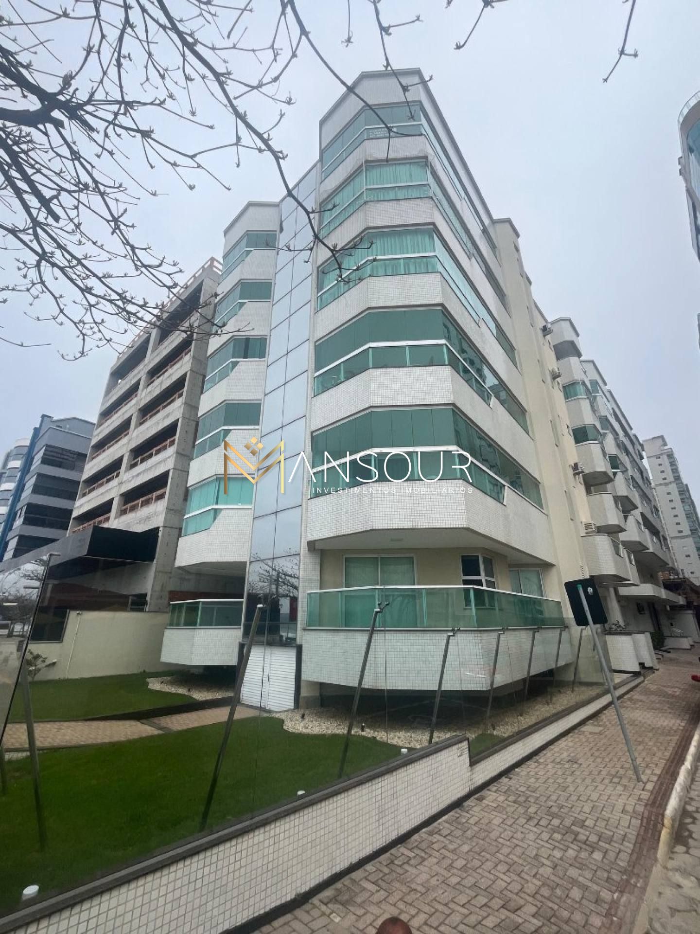 Apartamento Para Vender com 03 quartos 01 suítes no bairro Meia Praia em Itapema