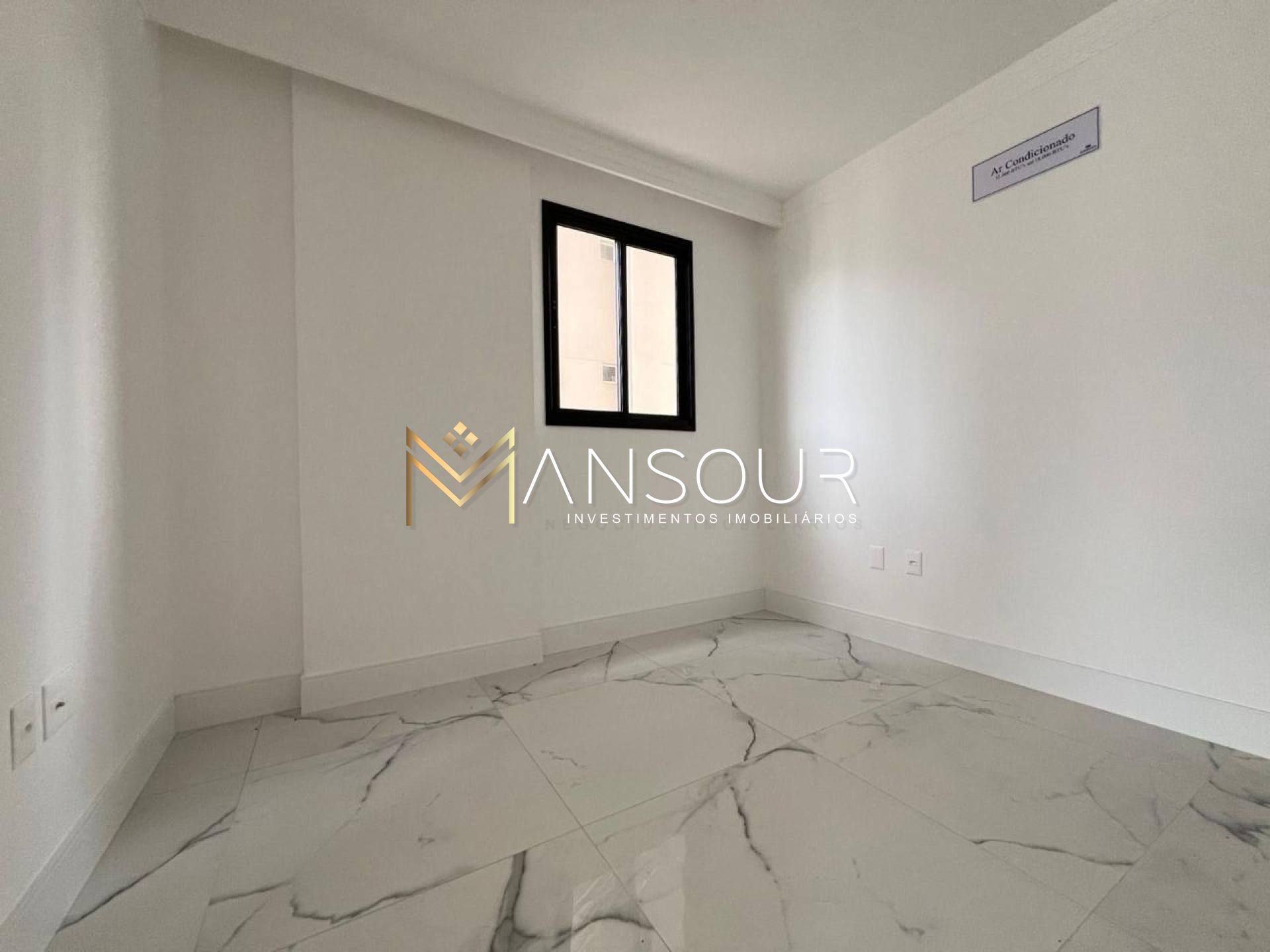 Apartamento Para Vender com 03 quartos 03 suítes no bairro Centro em Itapema