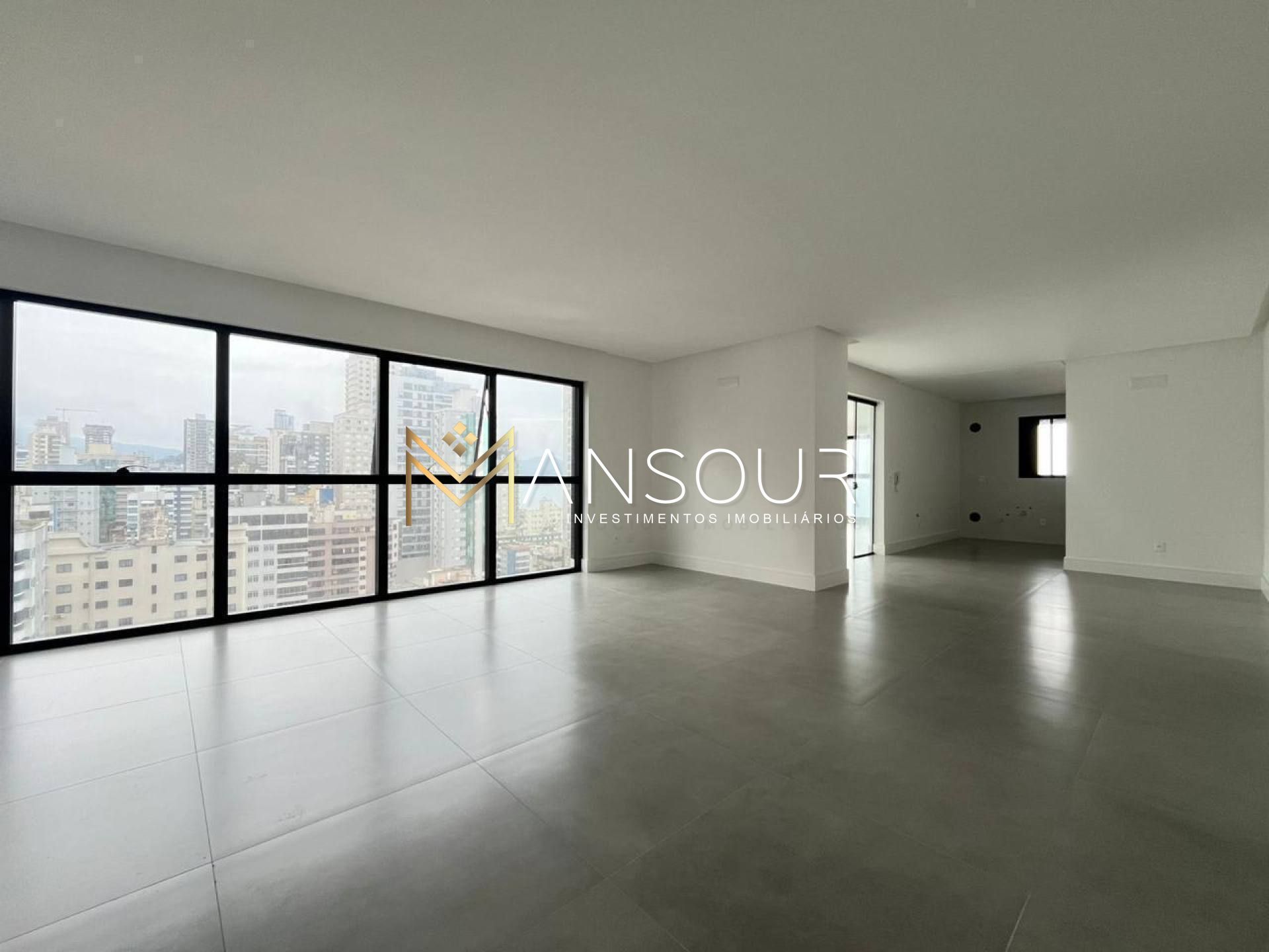 Apartamento Para Vender com 04 quartos 04 suítes no bairro Meia Praia em Itapema