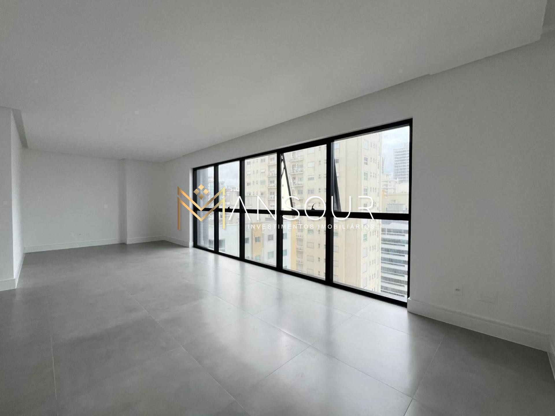 Apartamento Para Vender com 04 quartos 04 suítes no bairro Meia Praia em Itapema