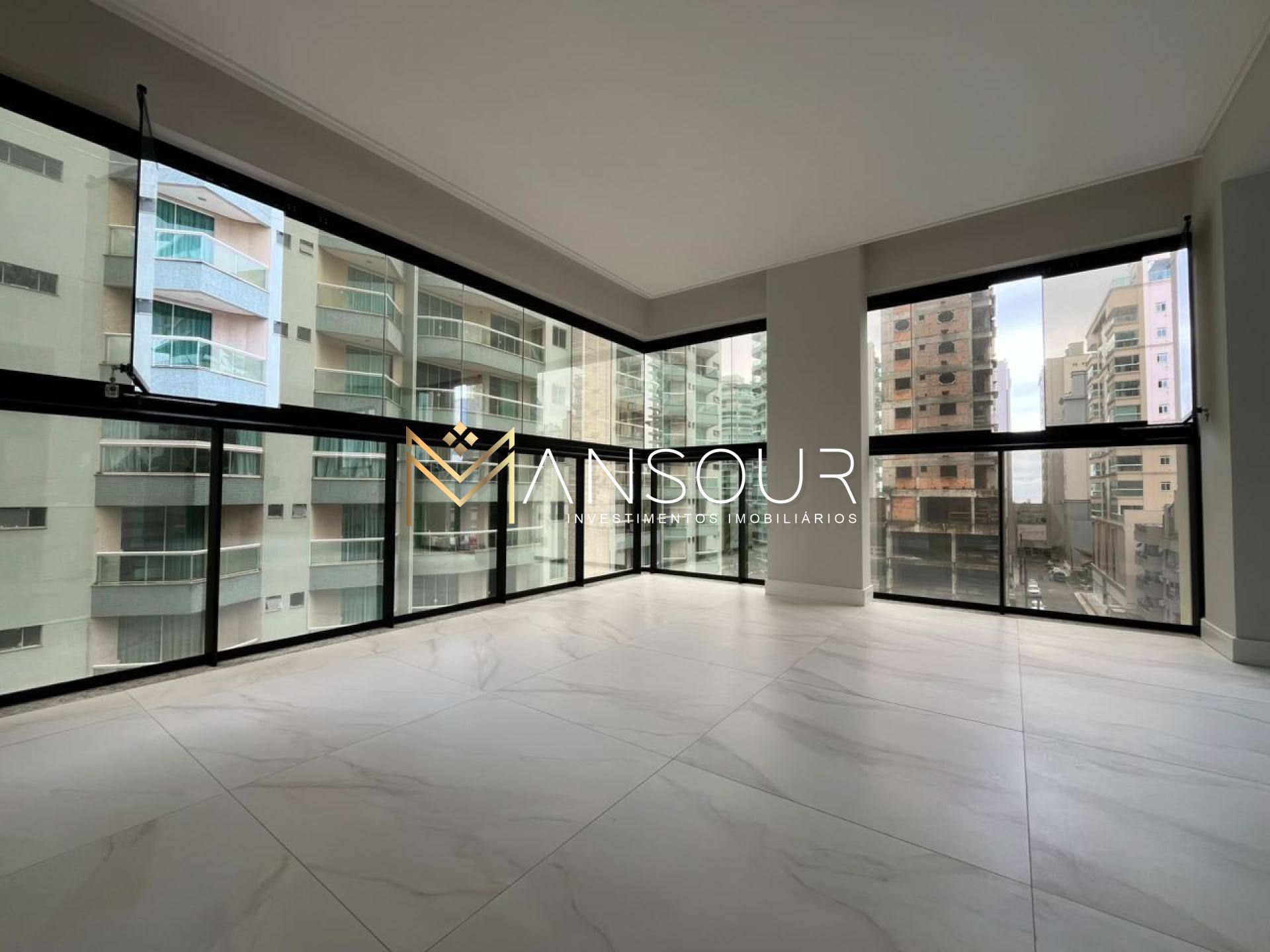 Apartamento Para Vender com 3 quartos 04 suítes no bairro Meia Praia em Itapema