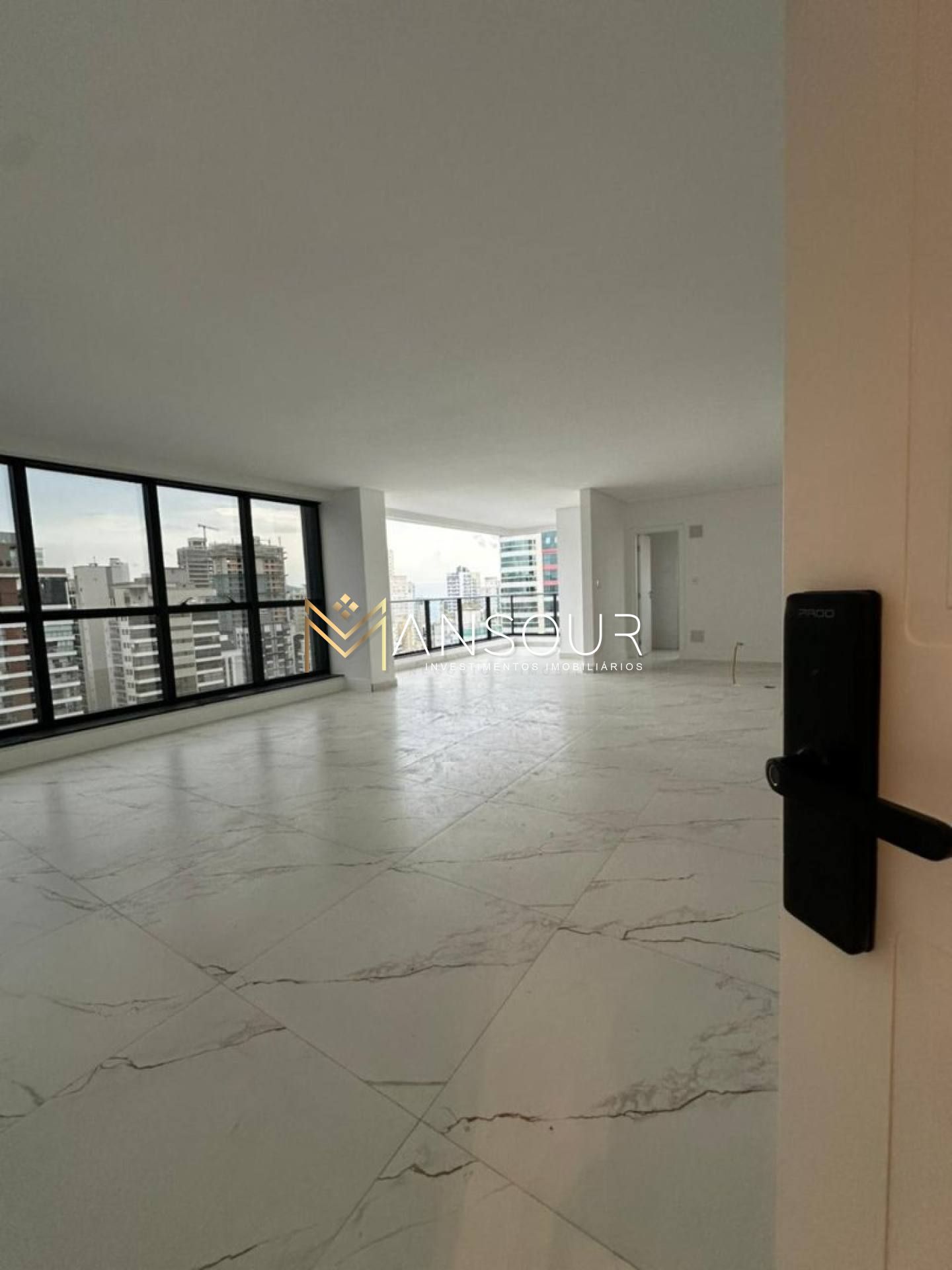 Apartamento Para Vender com 03 quartos 03 suítes no bairro Meia Praia em Itapema