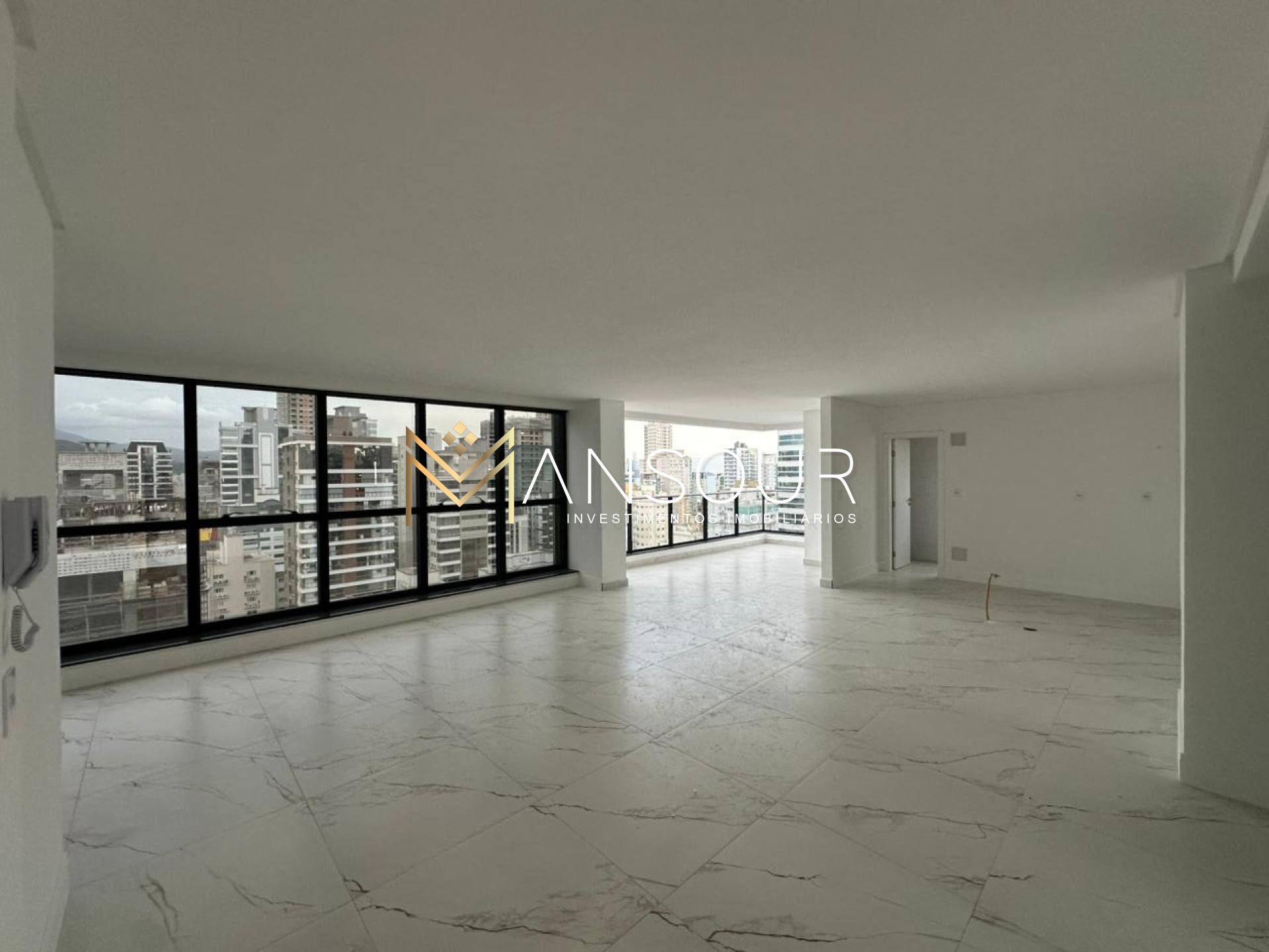 Apartamento Para Vender com 03 quartos 03 suítes no bairro Meia Praia em Itapema