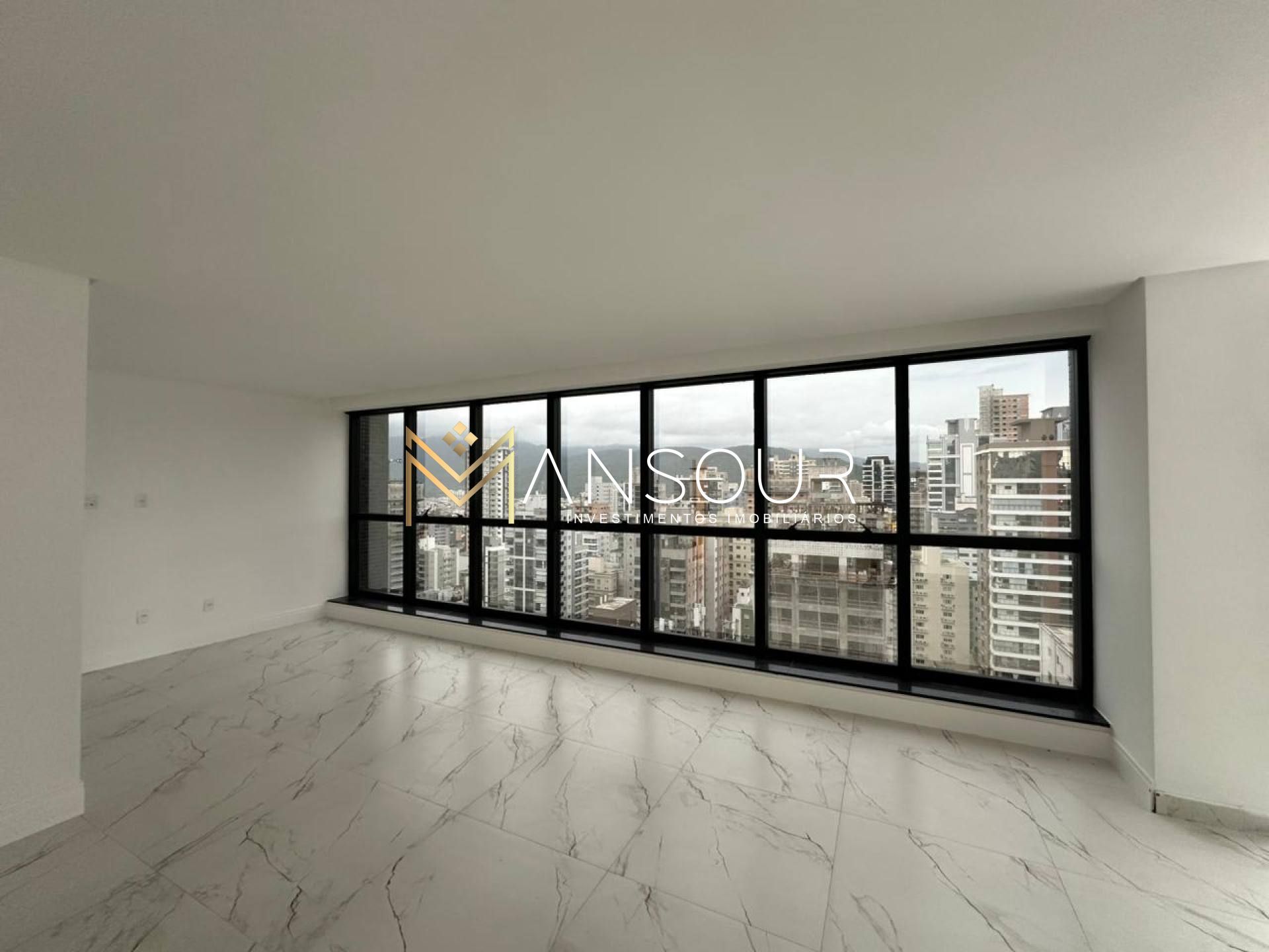 Apartamento Para Vender com 03 quartos 03 suítes no bairro Meia Praia em Itapema