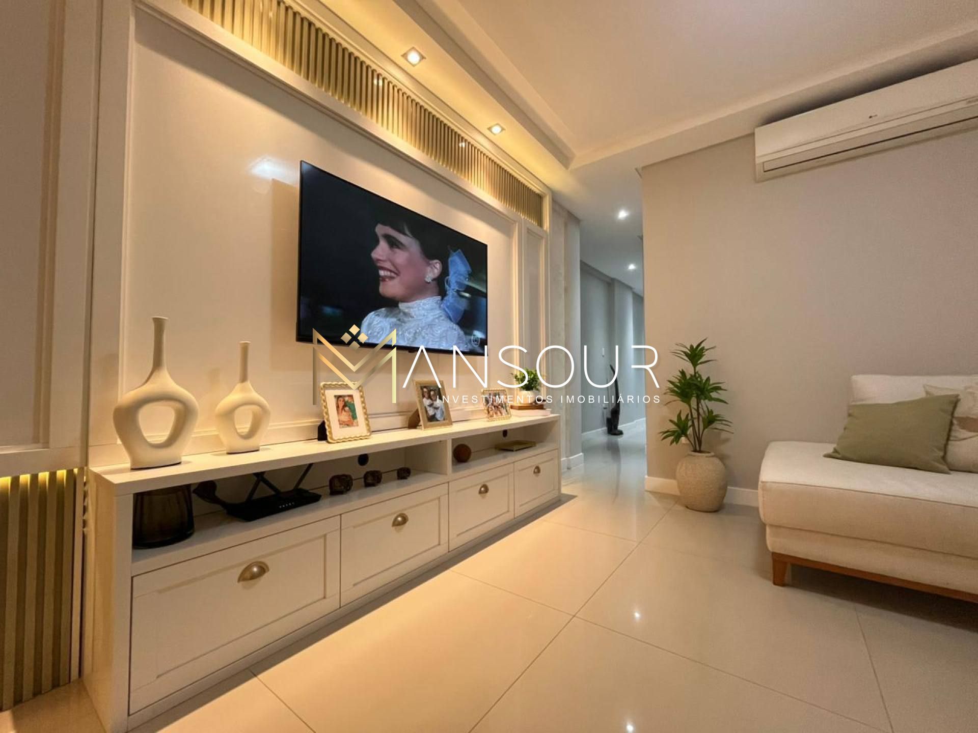 Apartamento Para Vender com 03 quartos 04 suítes no bairro Meia Praia em Itapema