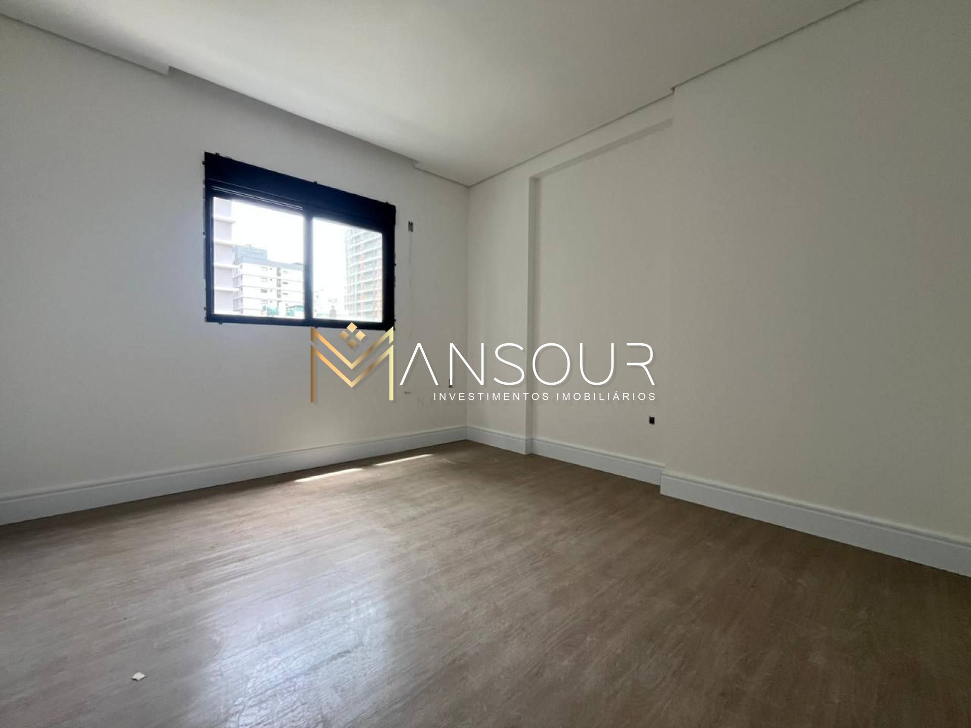 Apartamento Para Vender com 03 quartos 03 suítes no bairro Pereque em Porto Belo