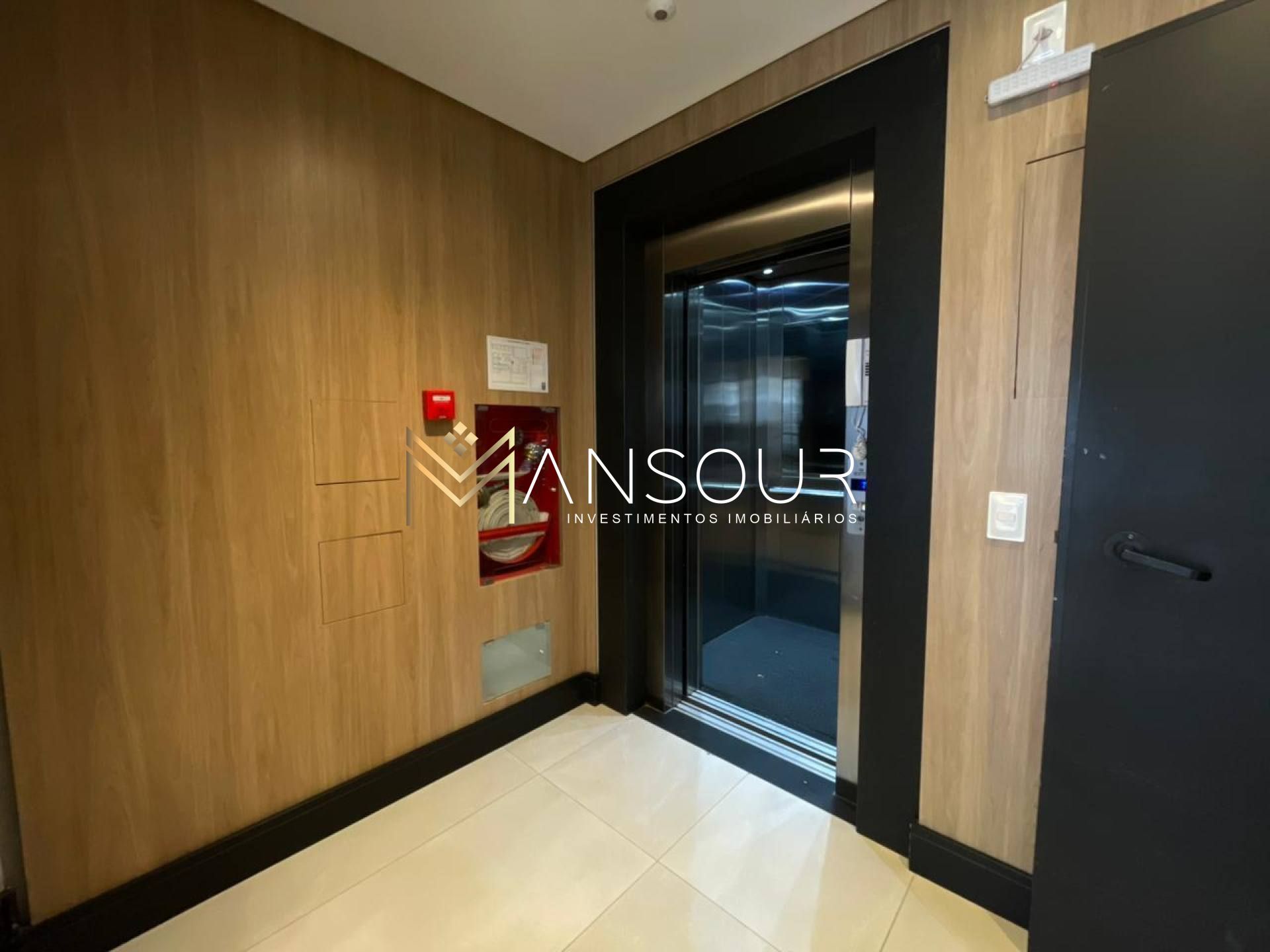 Apartamento Para Vender com 03 quartos 04 suítes no bairro Meia Praia em Itapema