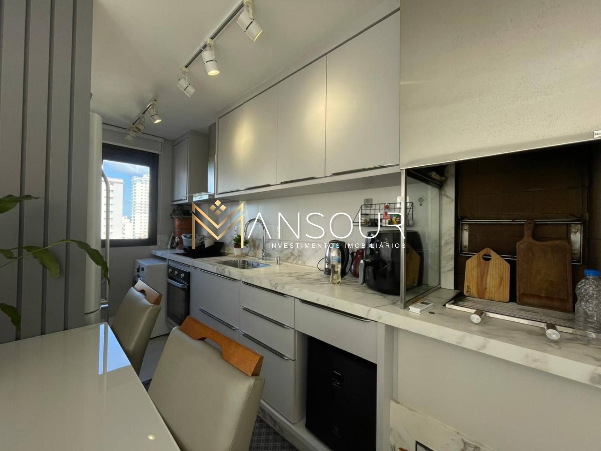 Apartamento Para Vender com 03 quartos 04 suítes no bairro Meia Praia em Itapema