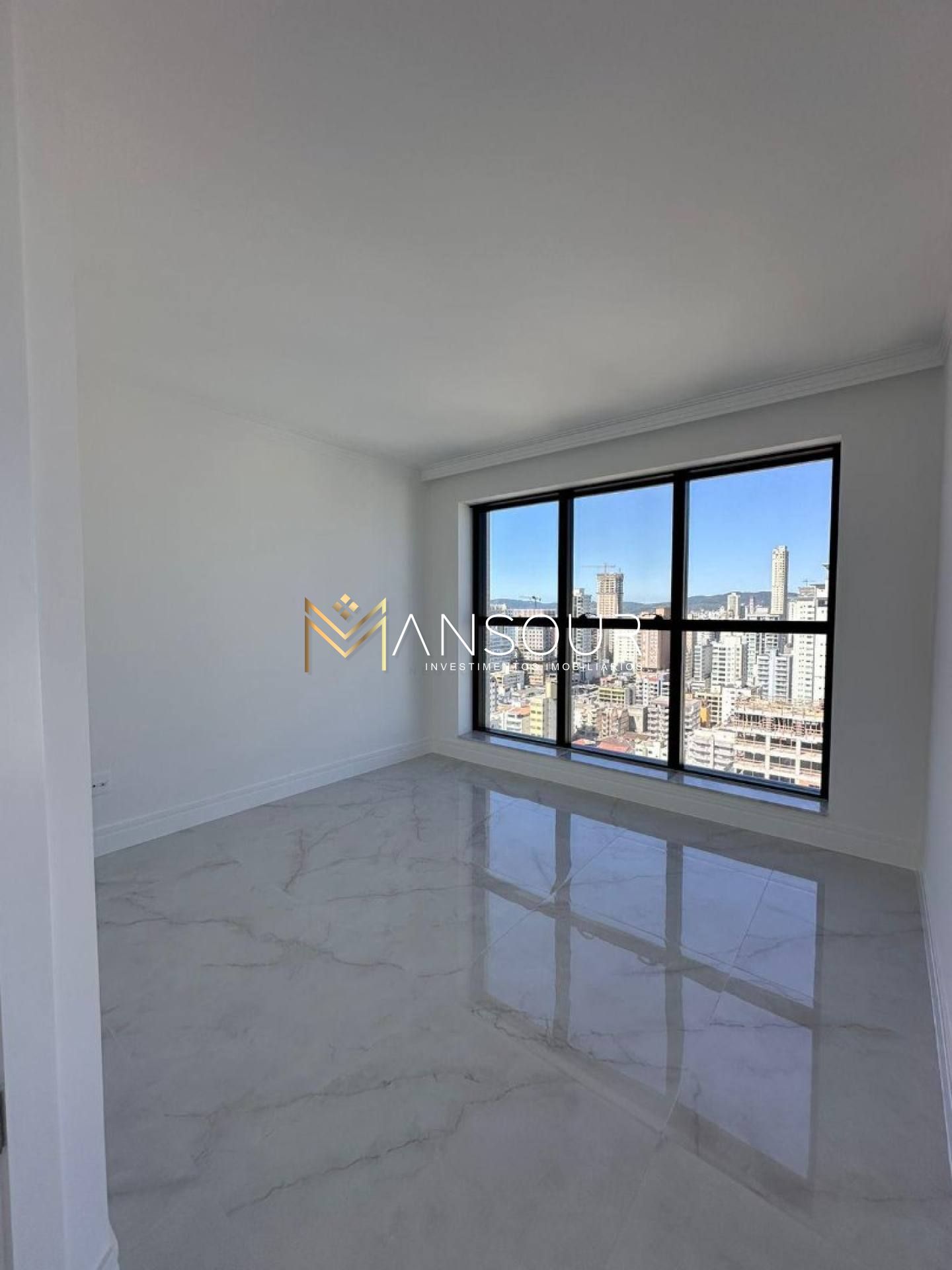 Apartamento Para Vender com 03 quartos 03 suítes no bairro Meia Praia em Itapema