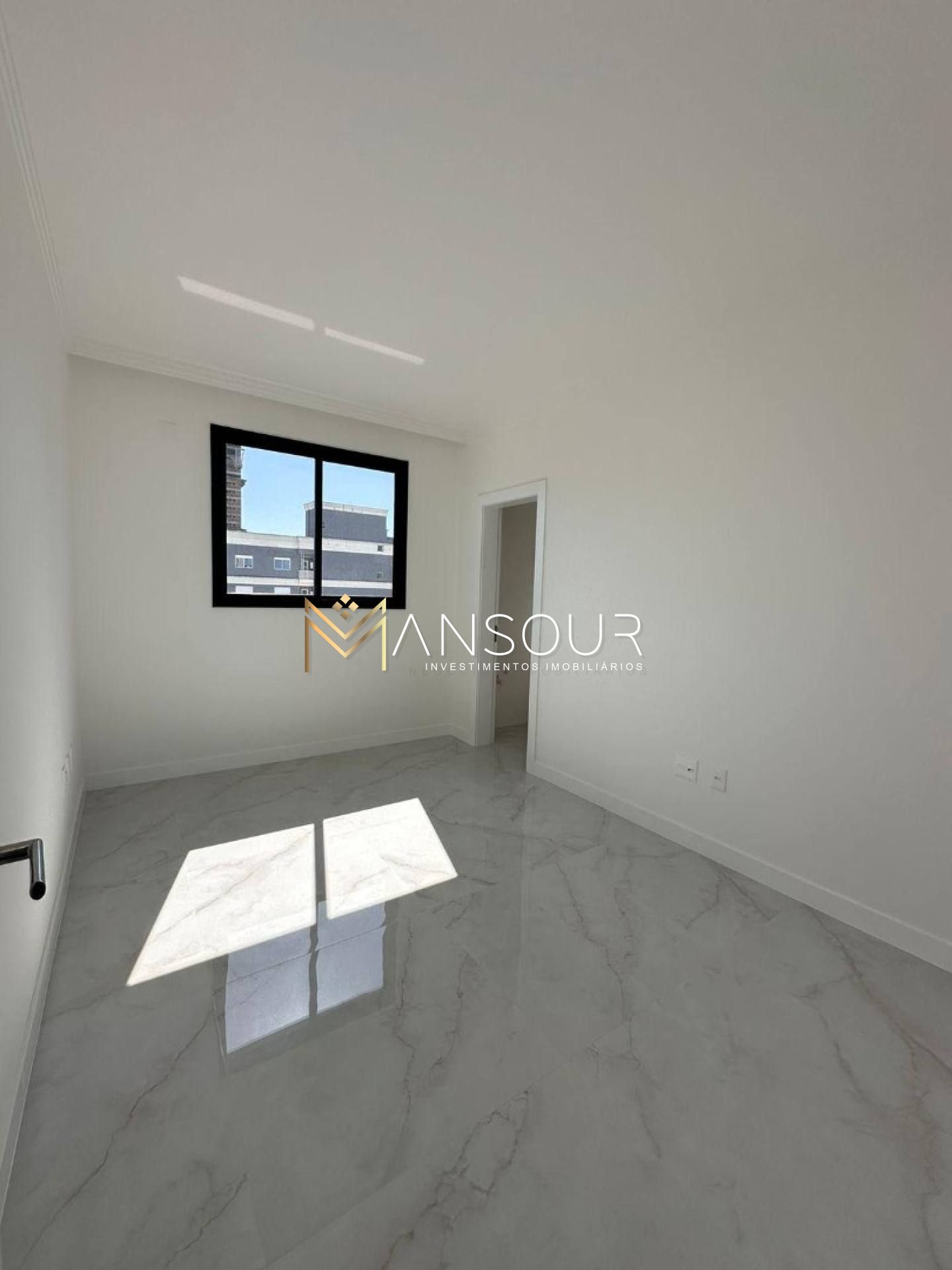 Apartamento Para Vender com 03 quartos 03 suítes no bairro Meia Praia em Itapema