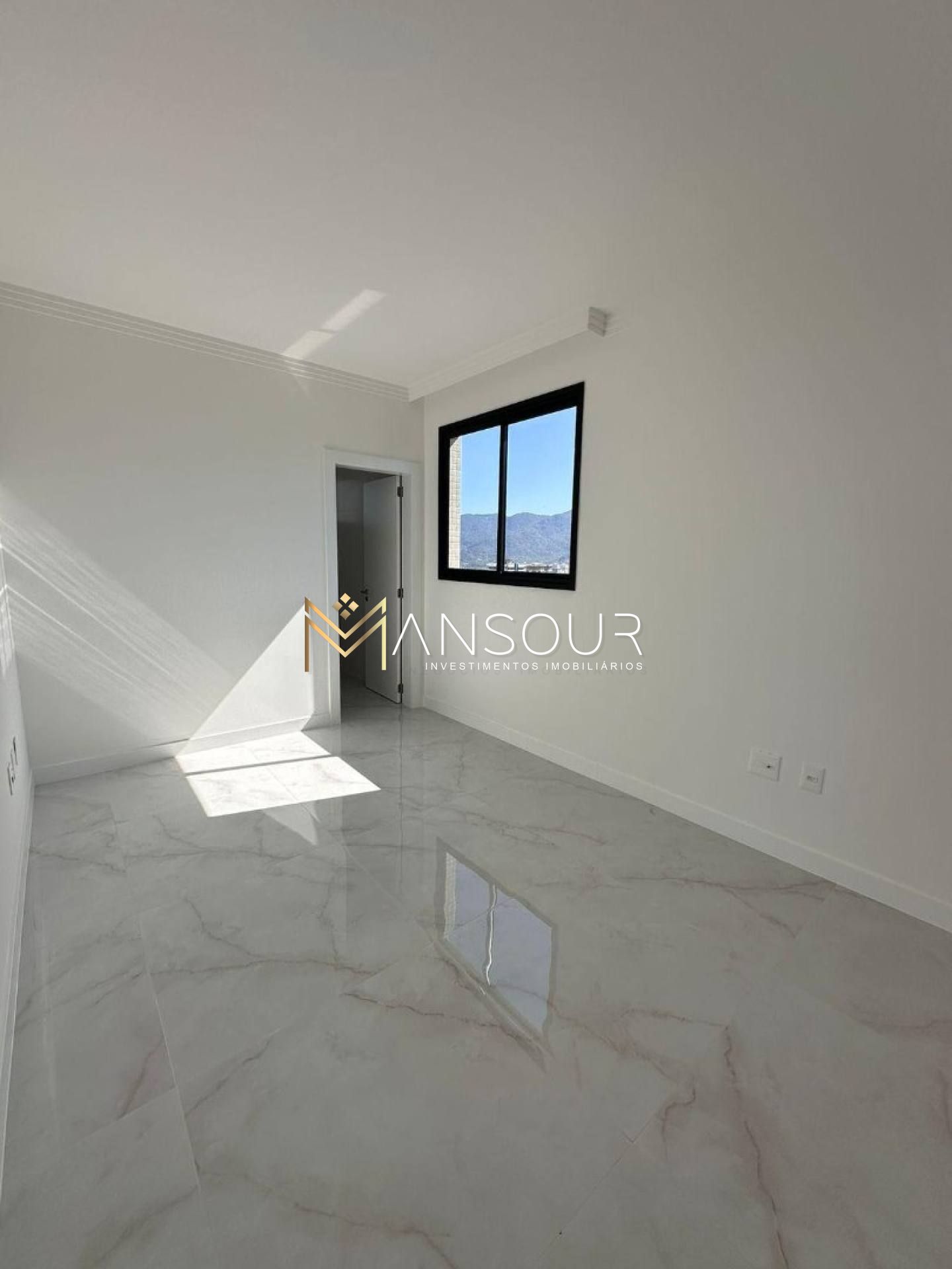 Apartamento Para Vender com 03 quartos 03 suítes no bairro Meia Praia em Itapema