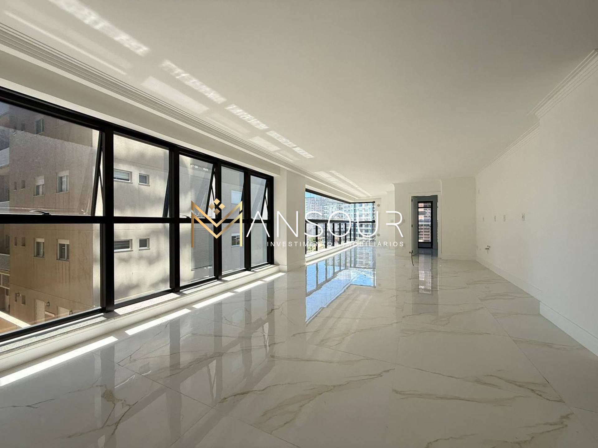 Apartamento Para Vender com 04 quartos 04 suítes no bairro Meia Praia em Itapema