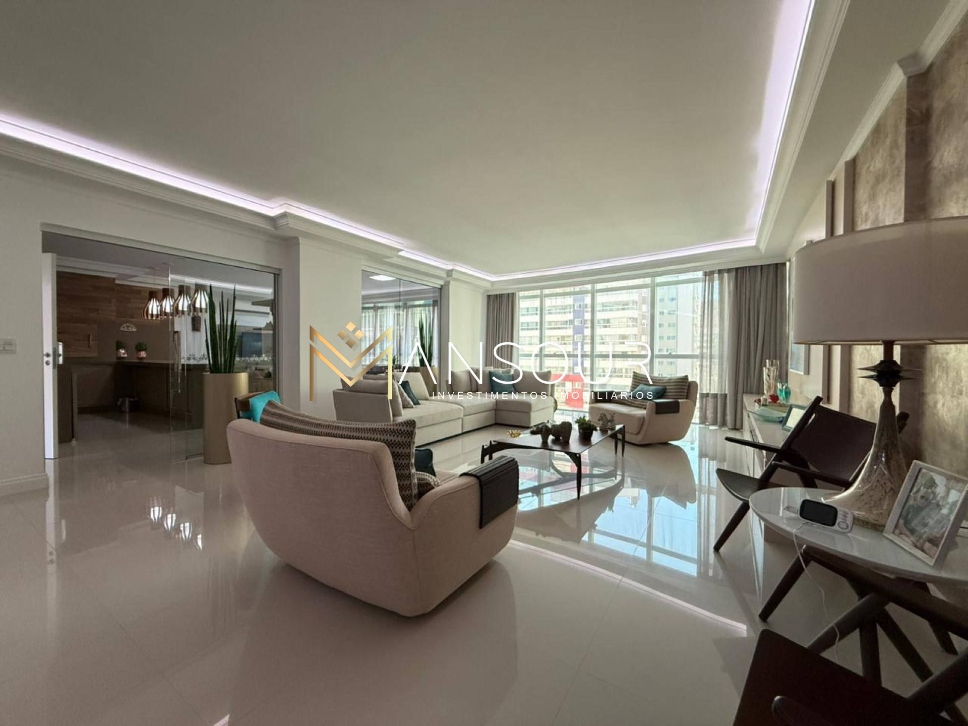 Apartamento Para Vender com 04 quartos 04 suítes no bairro Meia Praia em Itapema