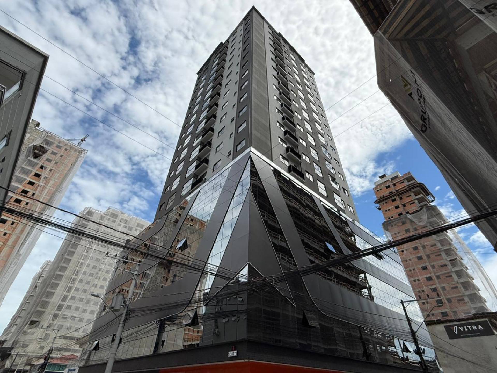 Apartamento Para Vender com 03 quartos 01 suítes no bairro Morretes em Itapema