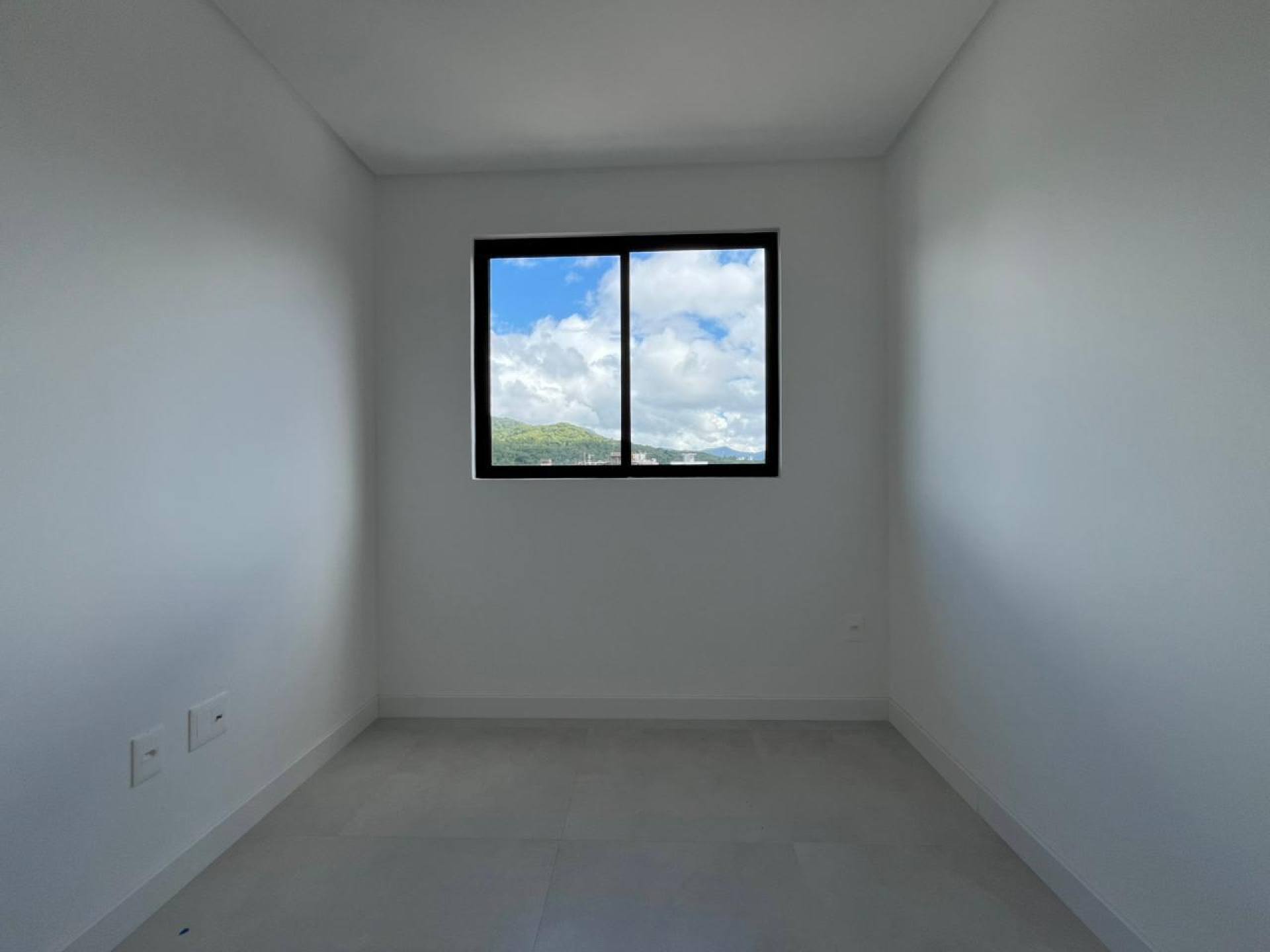 Apartamento Para Vender com 03 quartos 01 suítes no bairro Morretes em Itapema