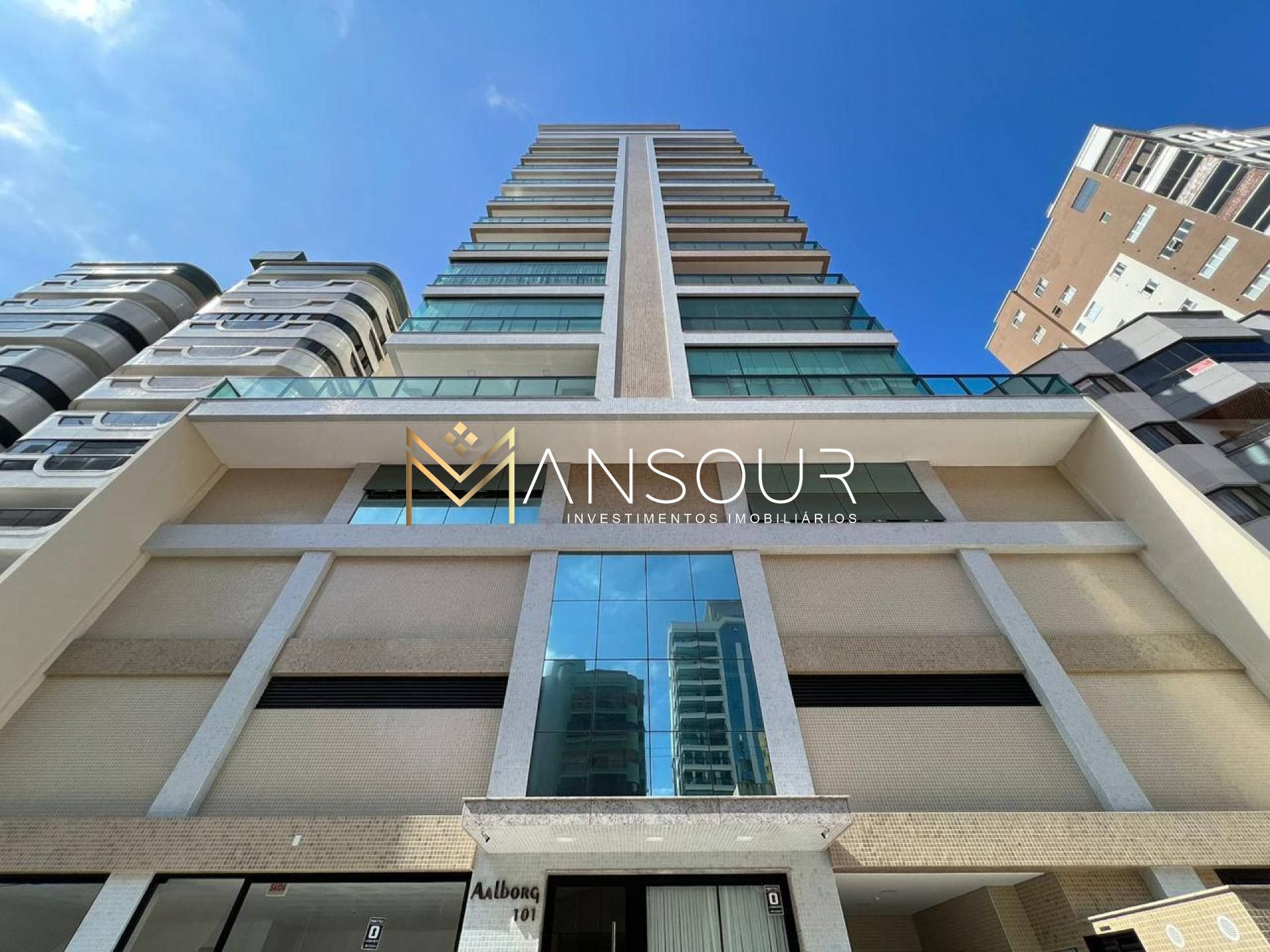 Apartamento Para Vender com 03 quartos 03 suítes no bairro Meia Praia em Itapema