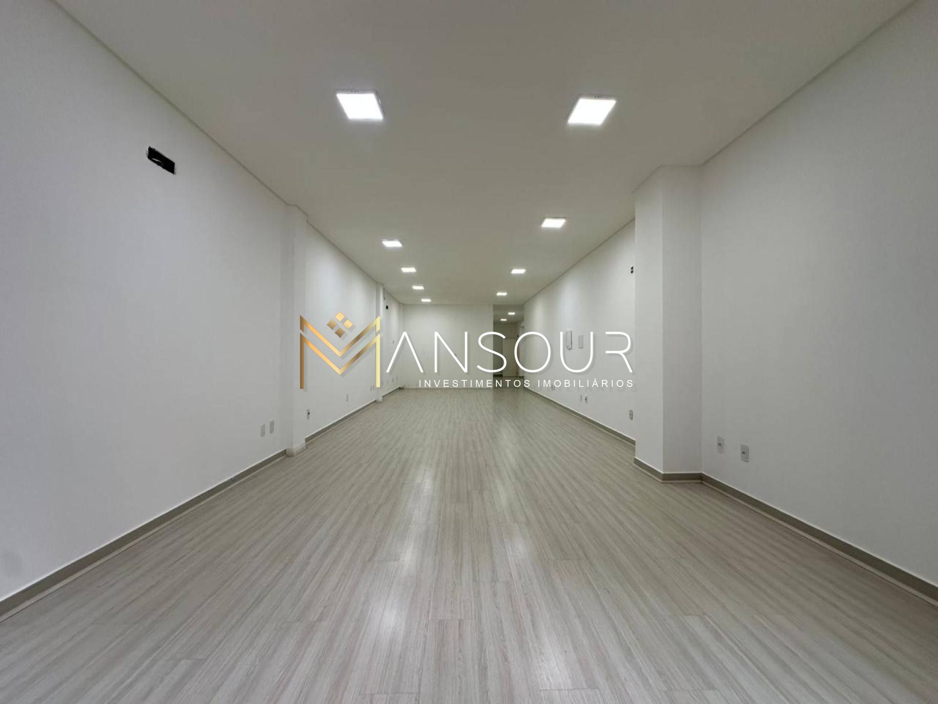 Sala Comercial Para Vender no bairro Meia Praia em Itapema