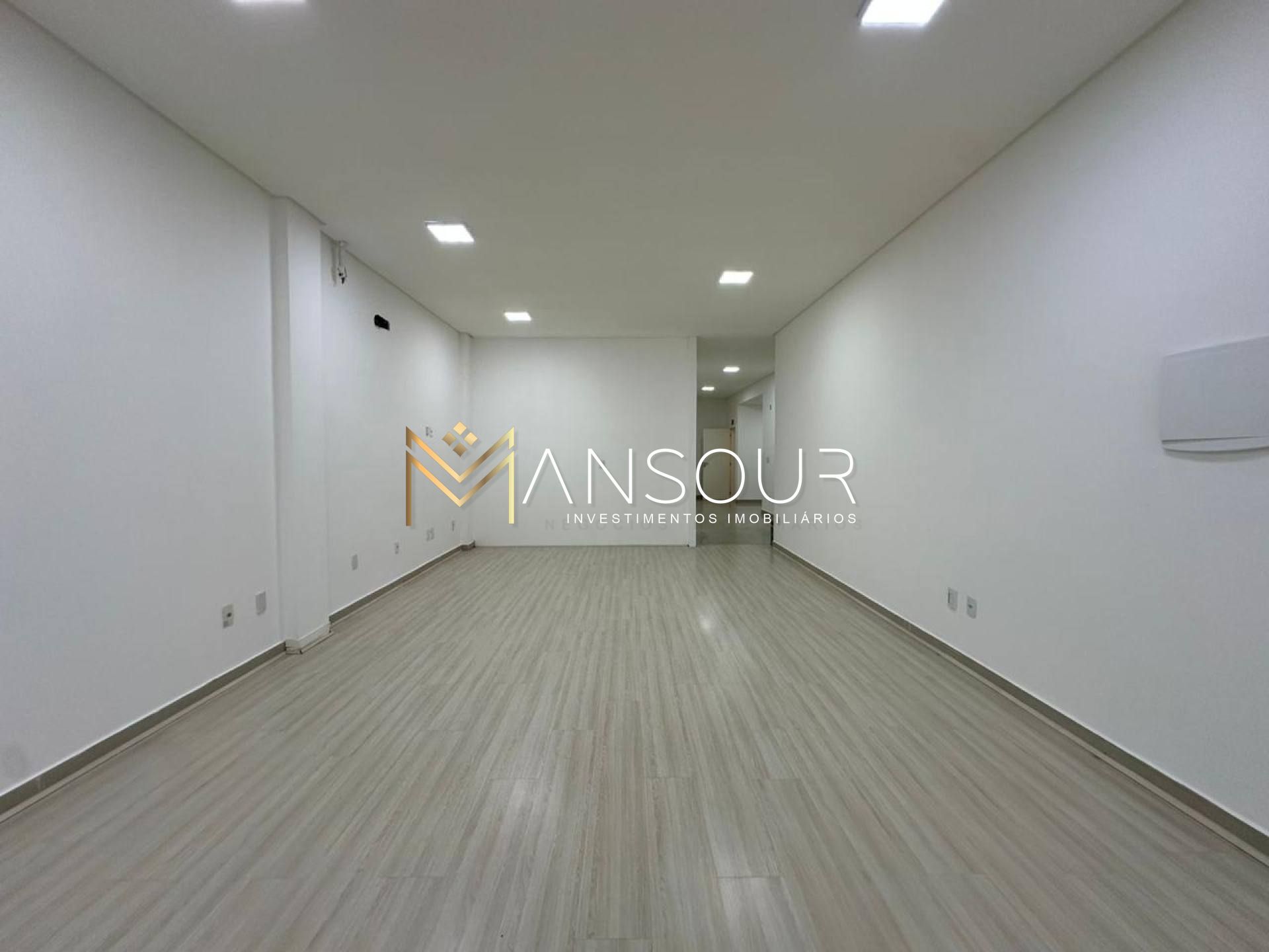 Sala Comercial Para Vender no bairro Meia Praia em Itapema