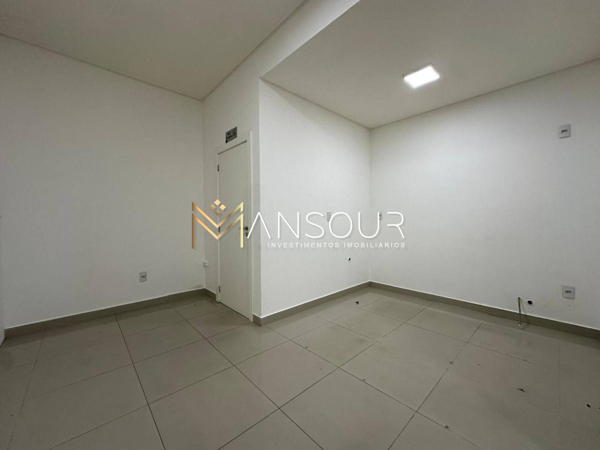 Sala Comercial Para Vender no bairro Meia Praia em Itapema