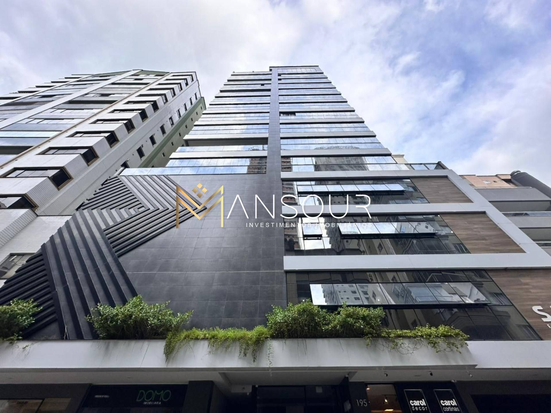 Apartamento Para Vender com 03 quartos 03 suítes no bairro Meia Praia em Itapema