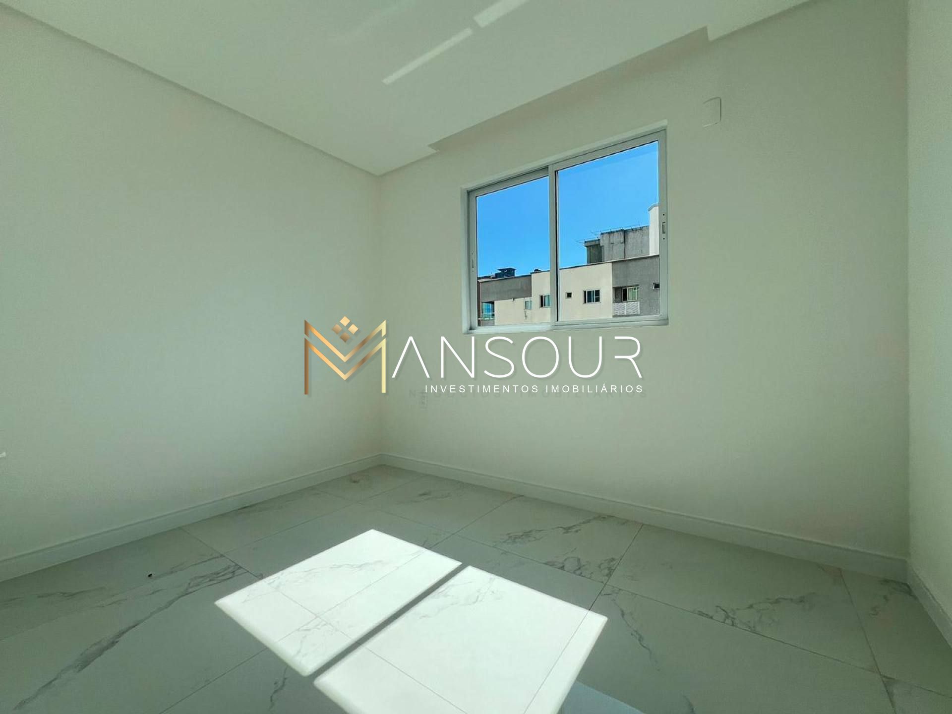 Apartamento Para Vender com 03 quartos 03 suítes no bairro Meia Praia em Itapema