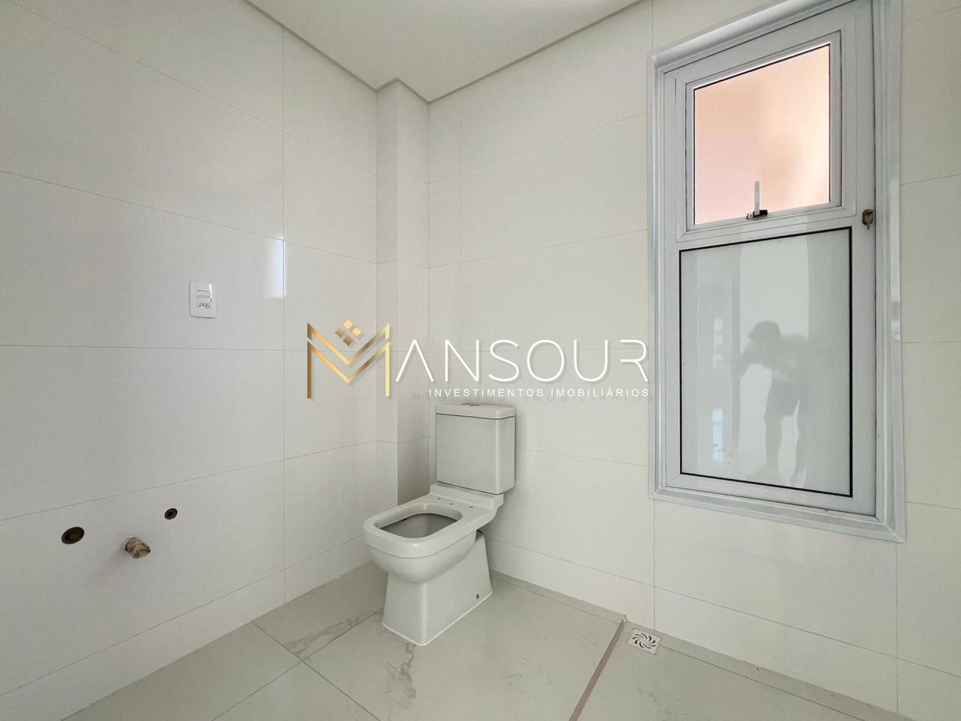 Apartamento Para Vender com 03 quartos 03 suítes no bairro Meia Praia em Itapema