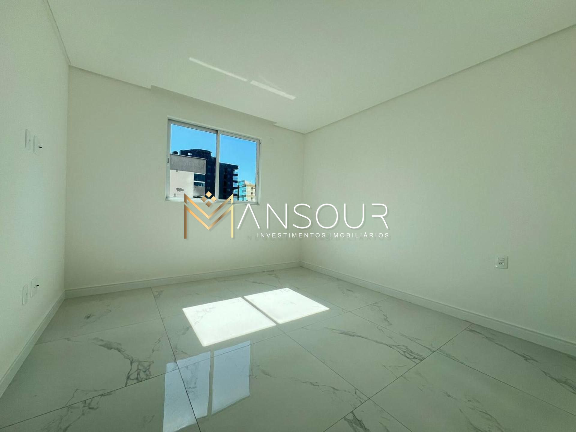 Apartamento Para Vender com 03 quartos 03 suítes no bairro Meia Praia em Itapema