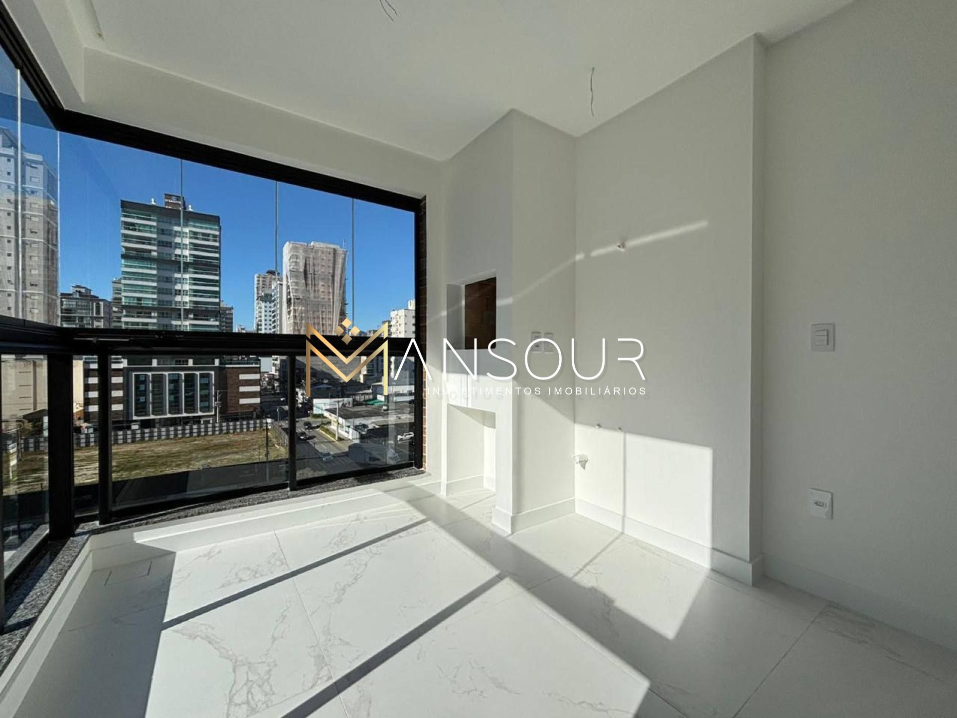 Apartamento para vender com 03 quartos e 02 suítes no bairro Meia Praia em Itapema