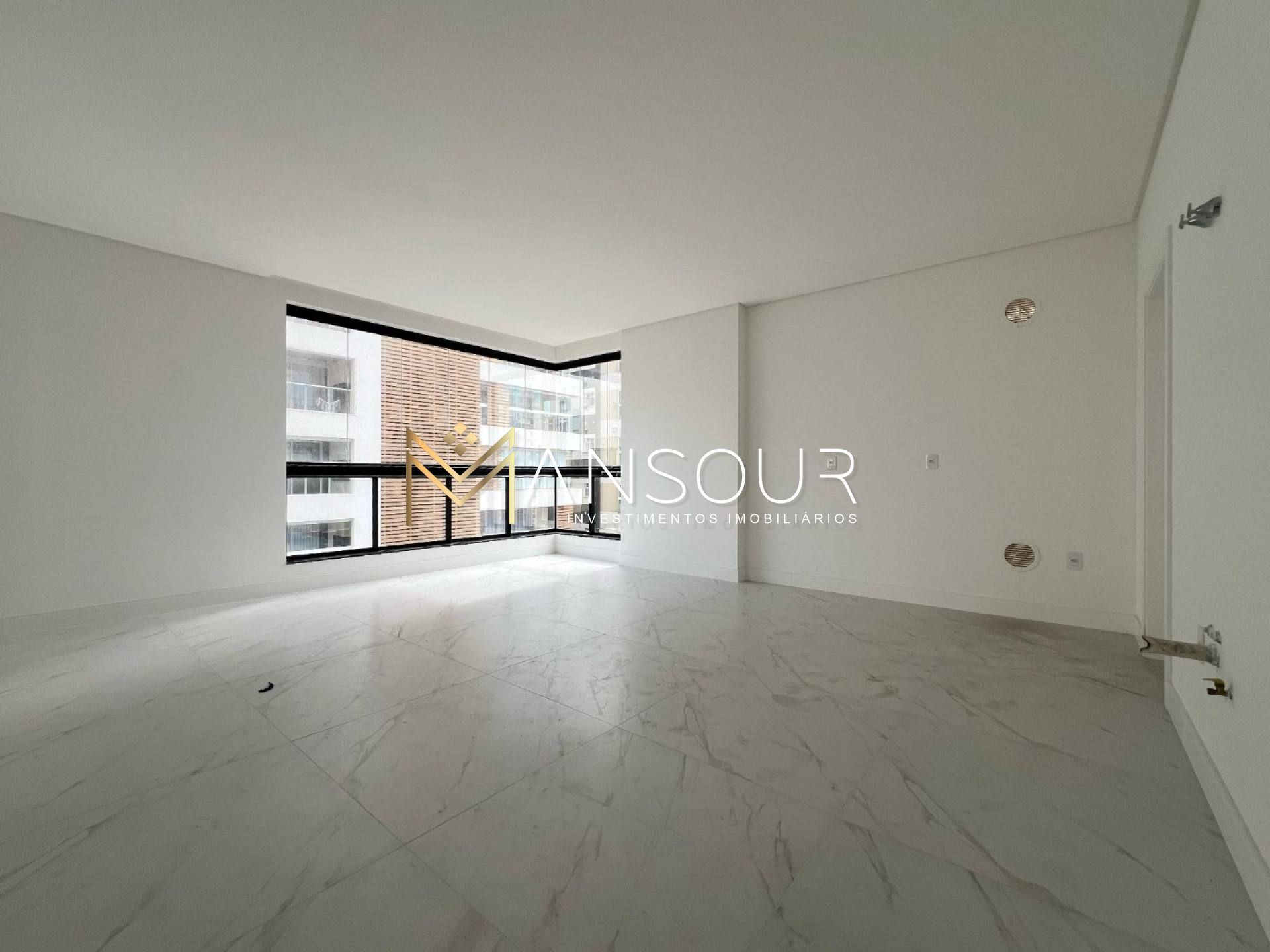 Apartamento para vender com 03 Suítes e 02 vagas de garagem no bairro Meia Praia em Itapema
