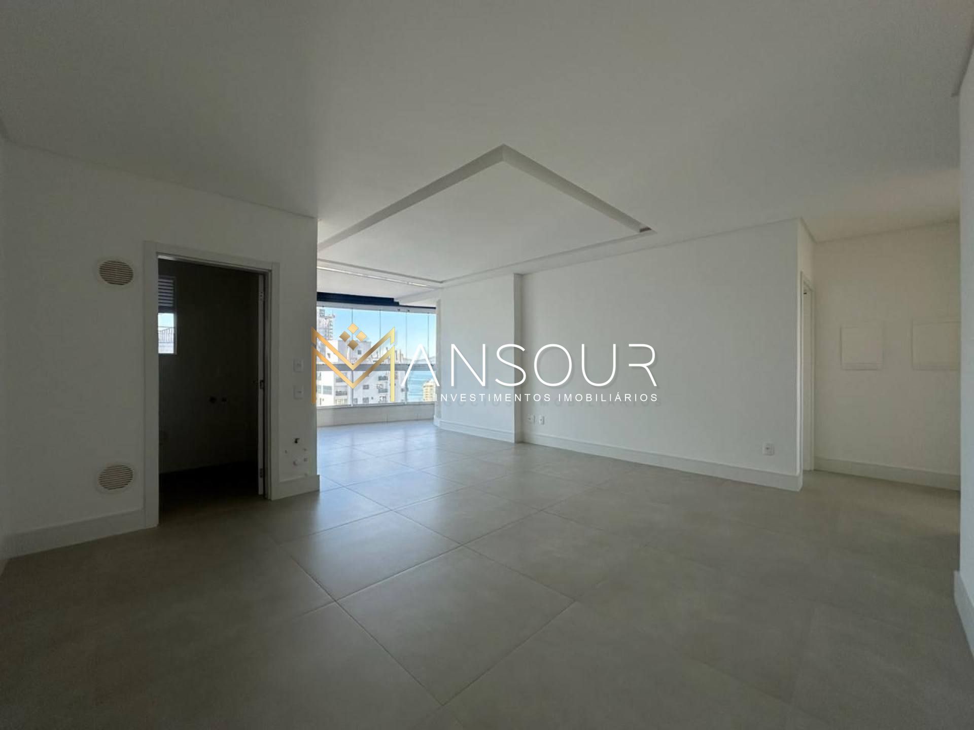 Apartamento Para Vender com 03 suítes e 03 vagas de garagem no bairro Meia Praia em Itapema