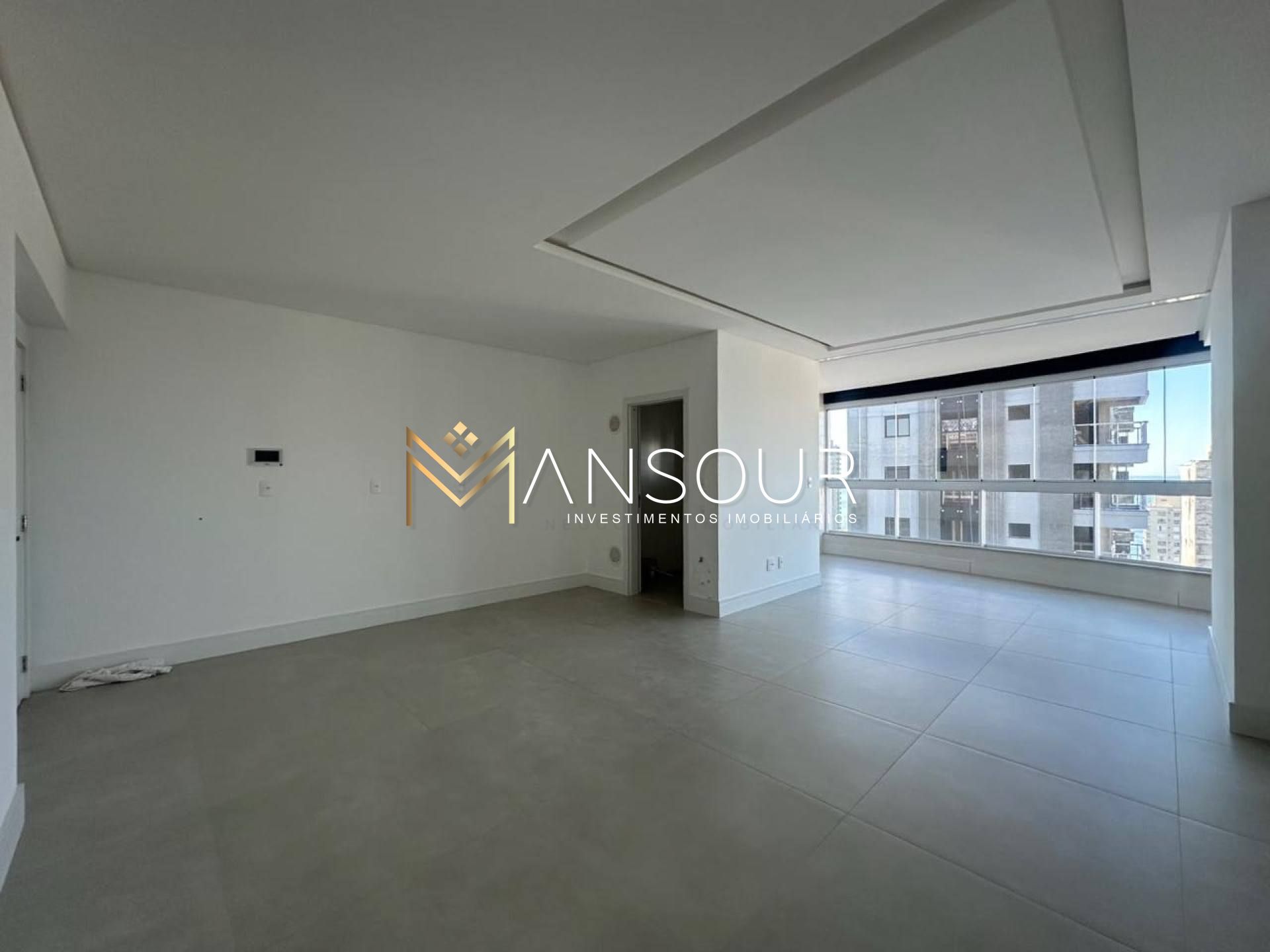 Apartamento Para Vender com 03 suítes e 03 vagas de garagem no bairro Meia Praia em Itapema