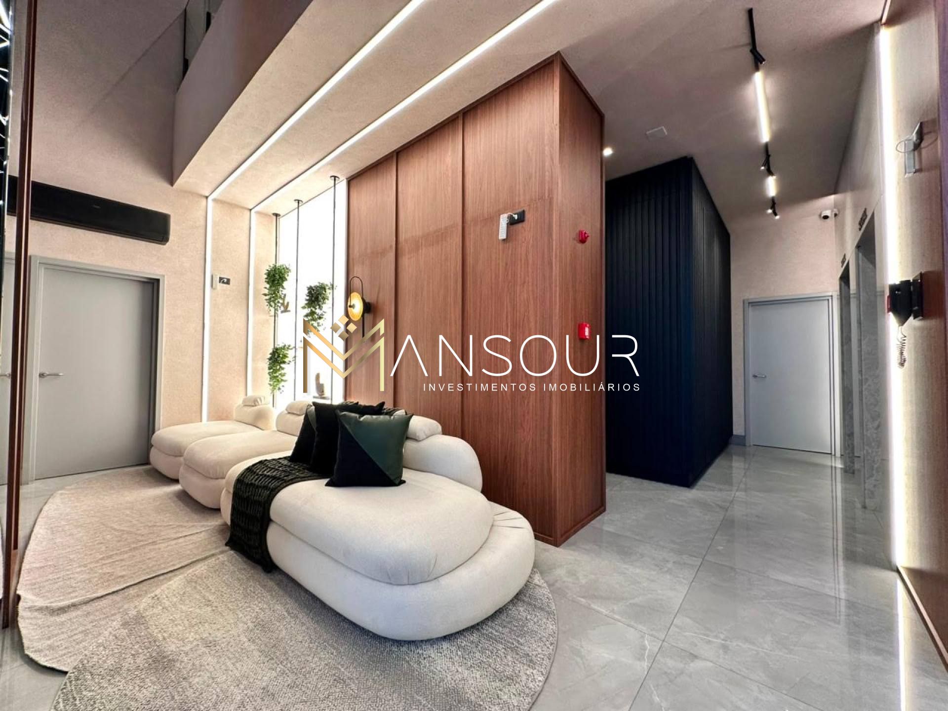 Apartamento Para Vender com 04 suítes e 03 vagas de garagem no bairro Meia Praia em Itapema com vista para o mar