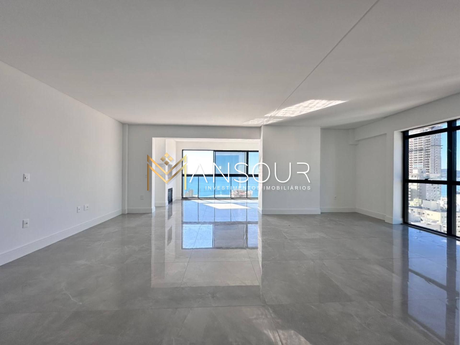 Apartamento Para Vender com 04 suítes e 03 vagas de garagem no bairro Meia Praia em Itapema com vista para o mar