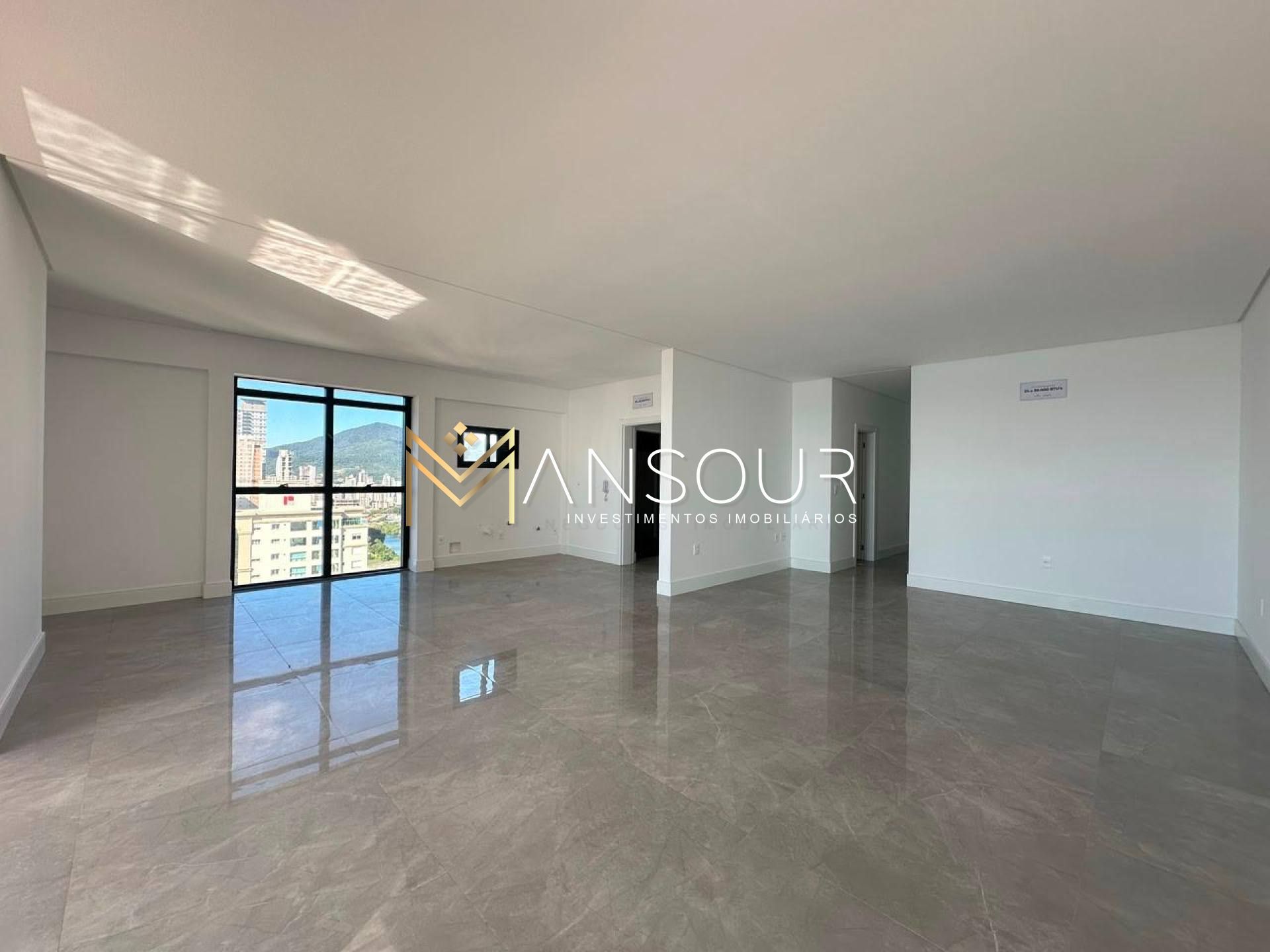 Apartamento Para Vender com 04 suítes e 03 vagas de garagem no bairro Meia Praia em Itapema com vista para o mar